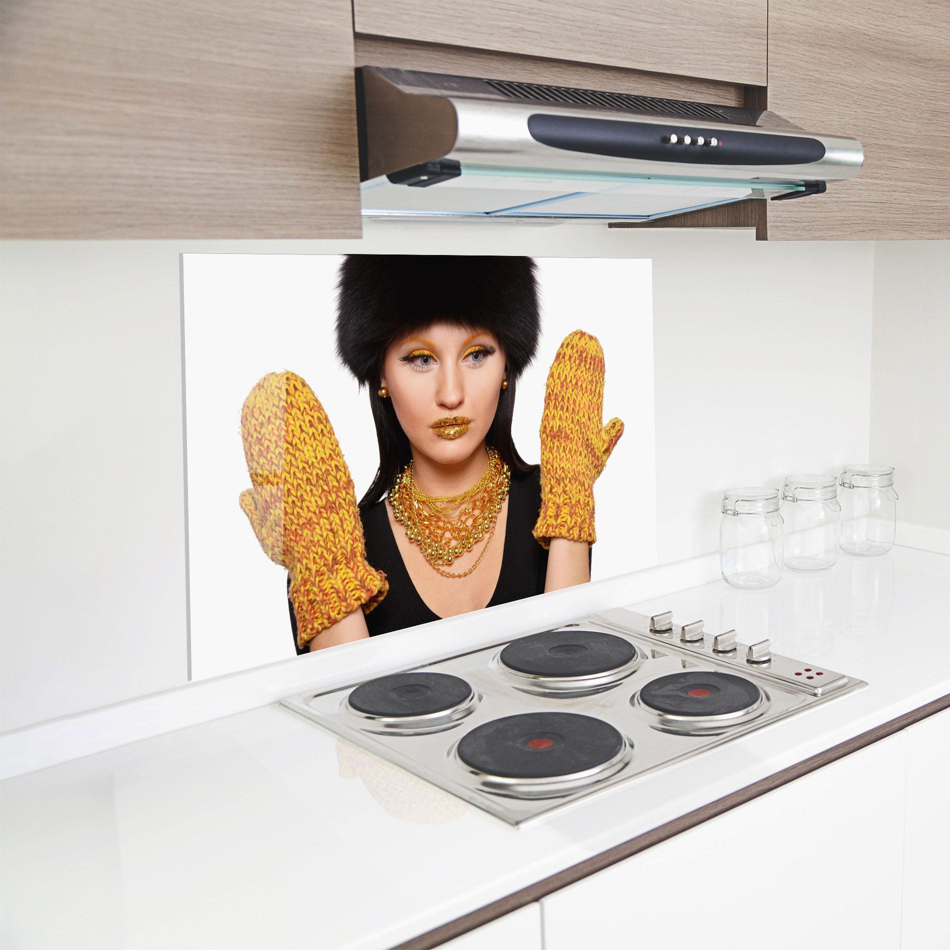 Küchenrückwand Glas Iteresting Gold Accessories mockup 8