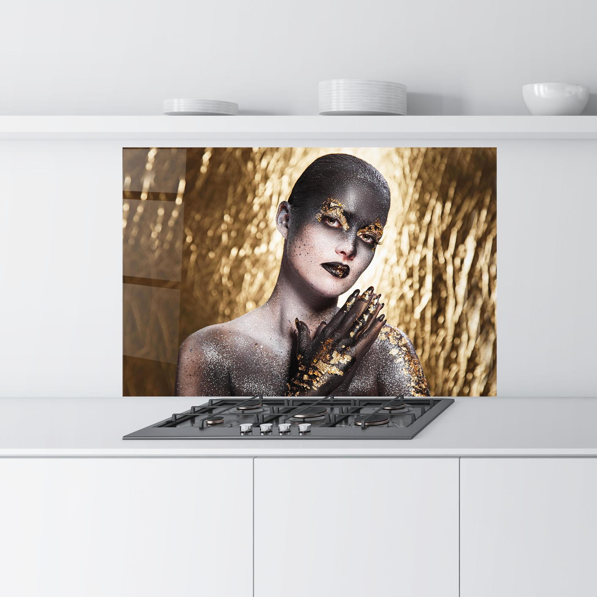 Küchenrückwand Glas Gold Artistic Makeup mockup 9