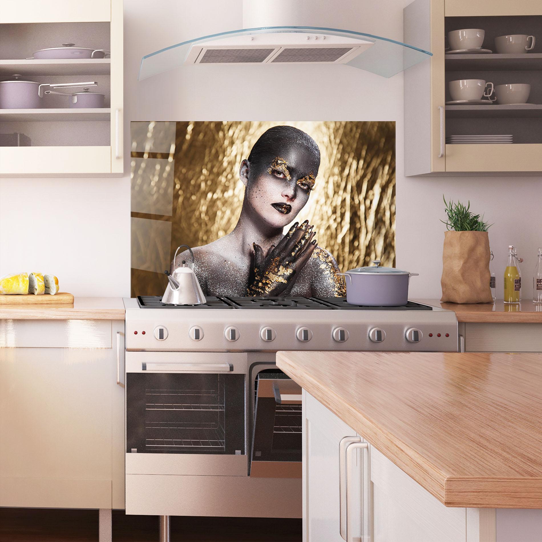 Küchenrückwand Glas Gold Artistic Makeup mockup 1