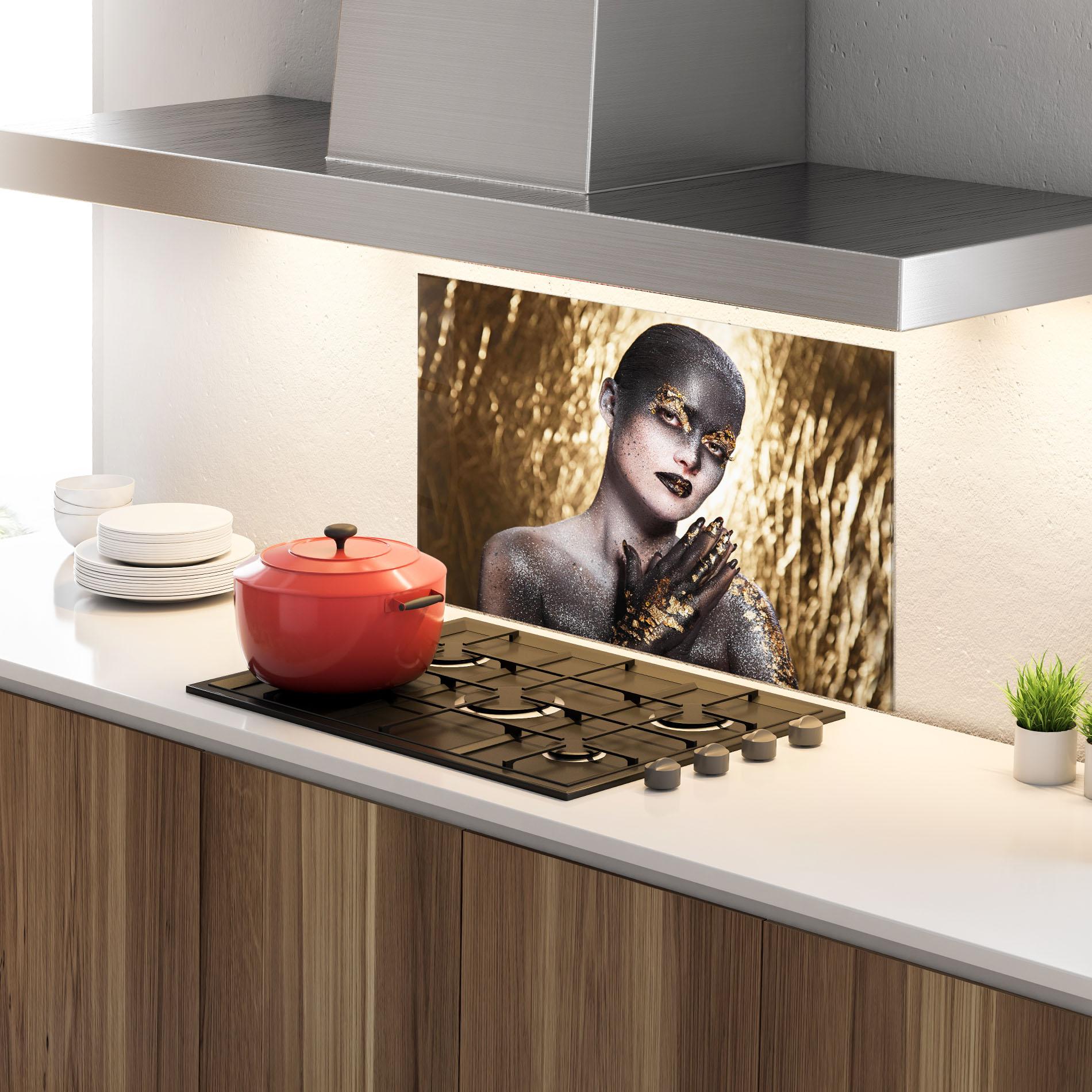 Küchenrückwand Glas Gold Artistic Makeup mockup 4