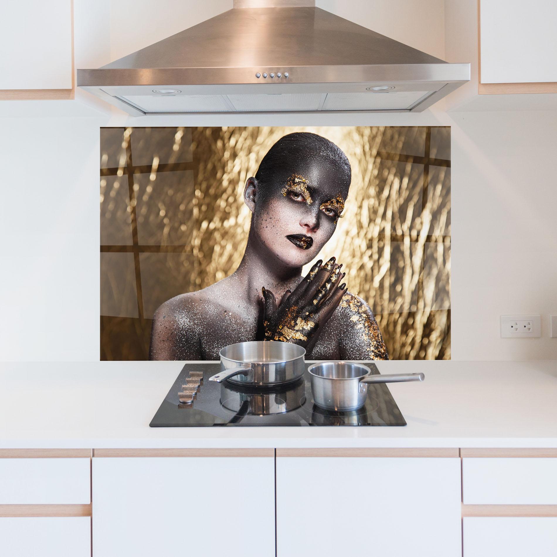Küchenrückwand Glas Gold Artistic Makeup mockup 5