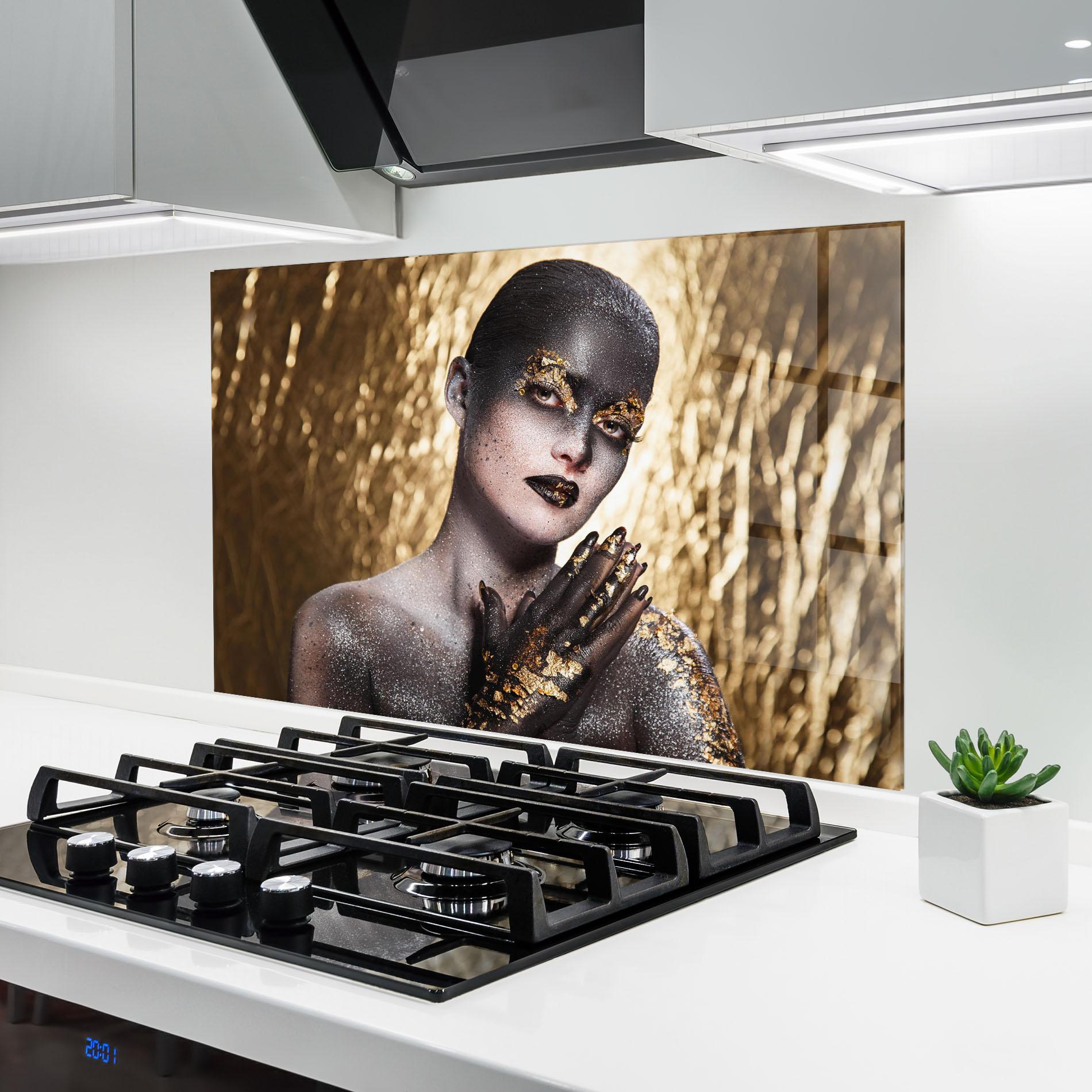 Küchenrückwand Glas Gold Artistic Makeup mockup 6