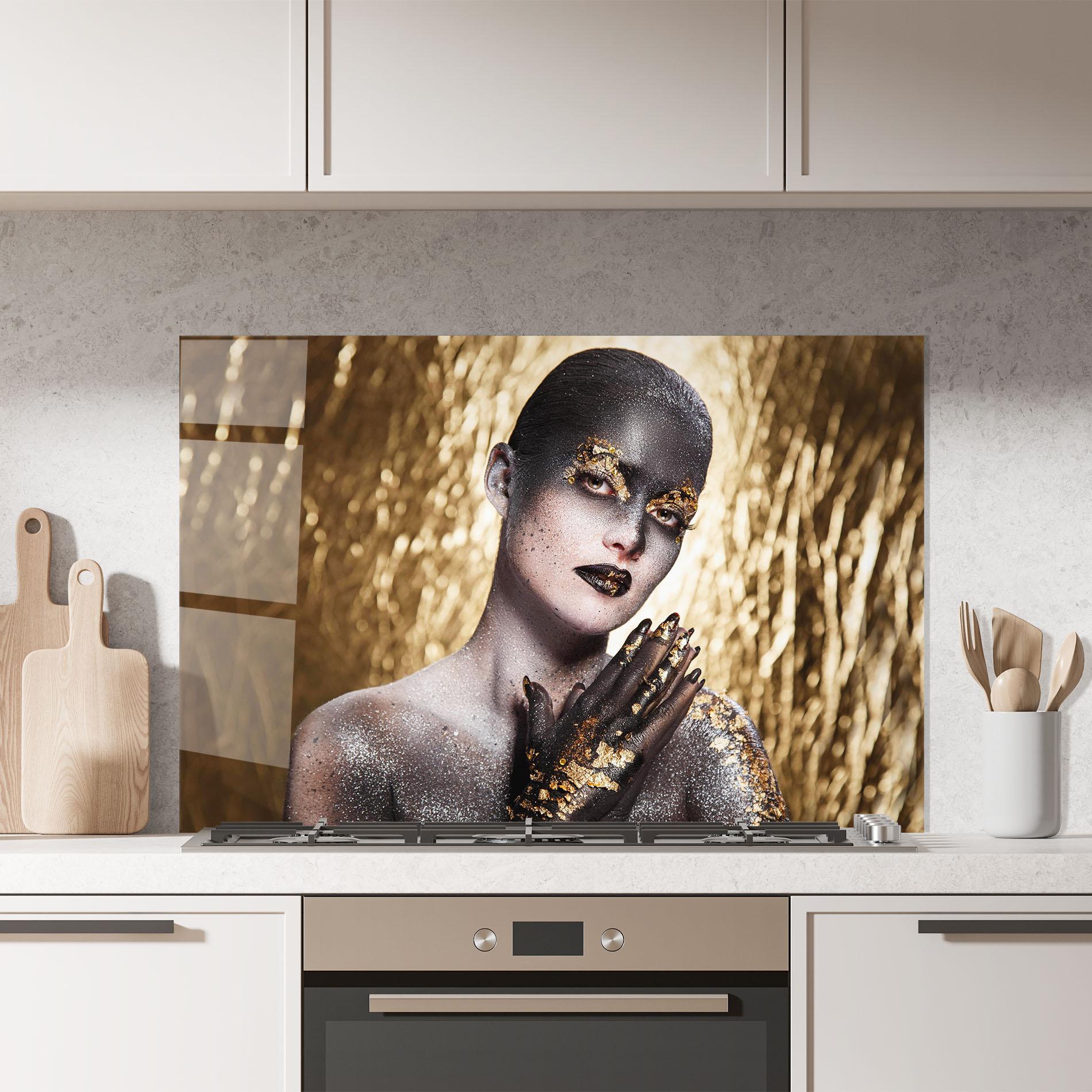 Küchenrückwand Glas Gold Artistic Makeup mockup 7