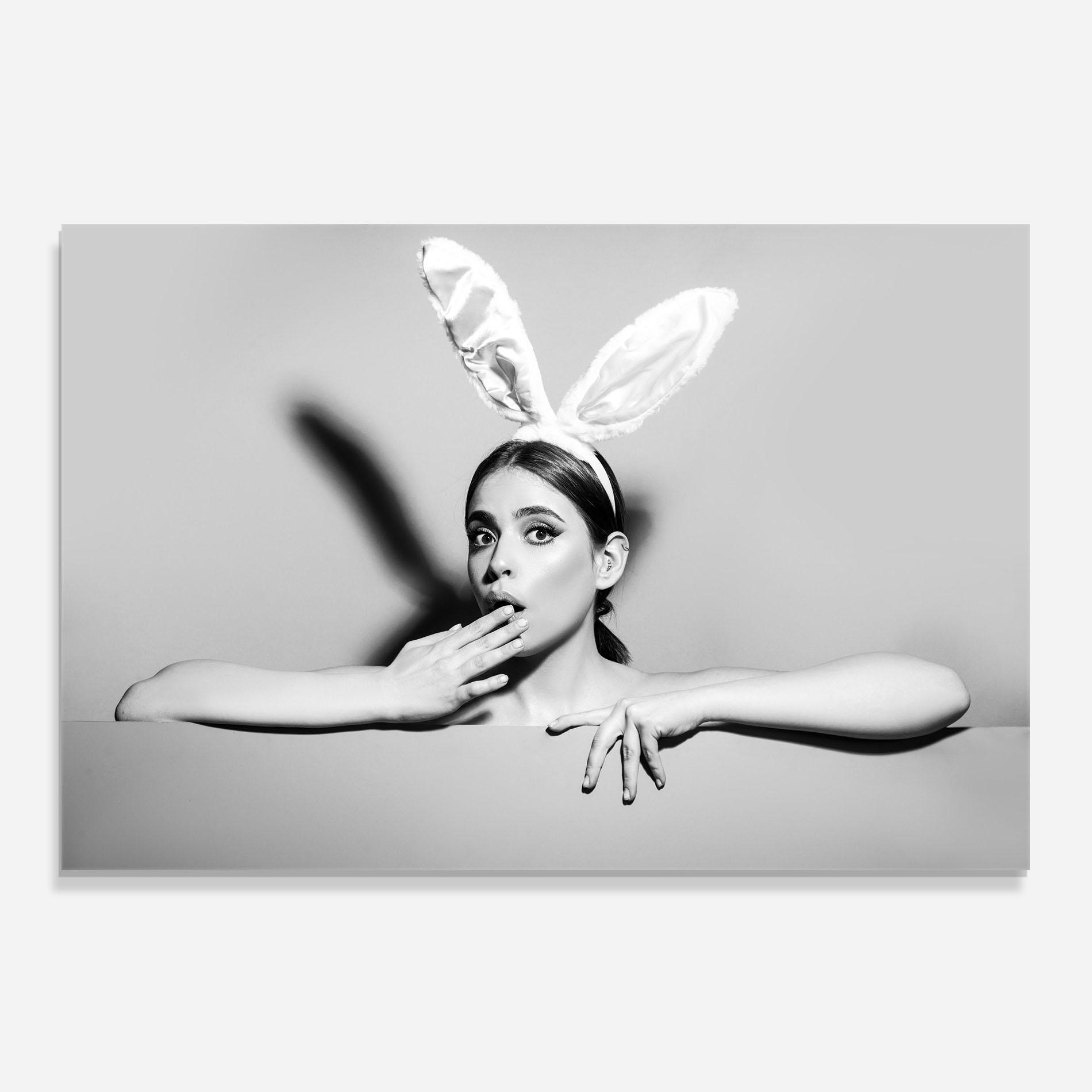 Küchenrückwand Glas Bunny Ears Peeking mockup 0