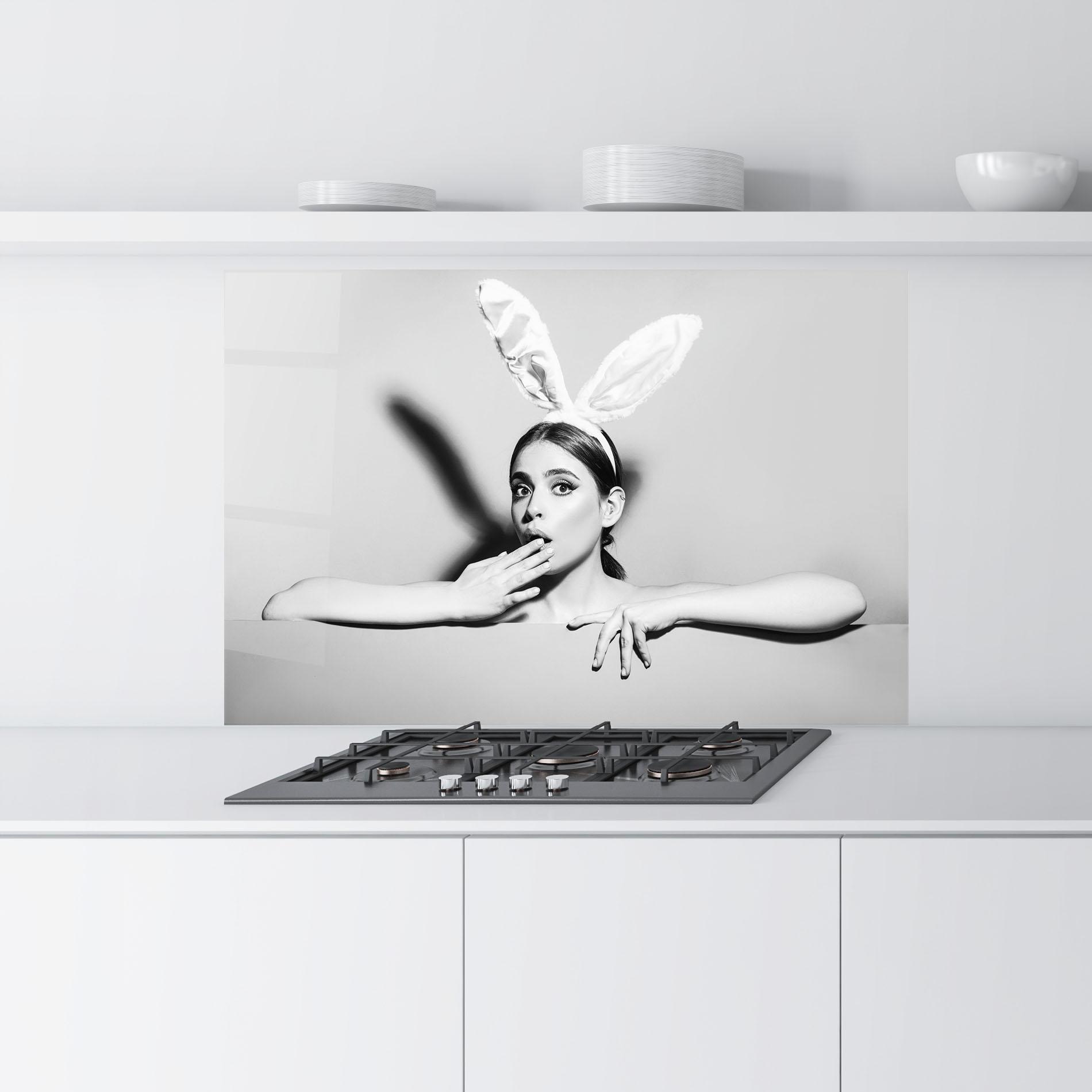 Küchenrückwand Glas Bunny Ears Peeking mockup 9