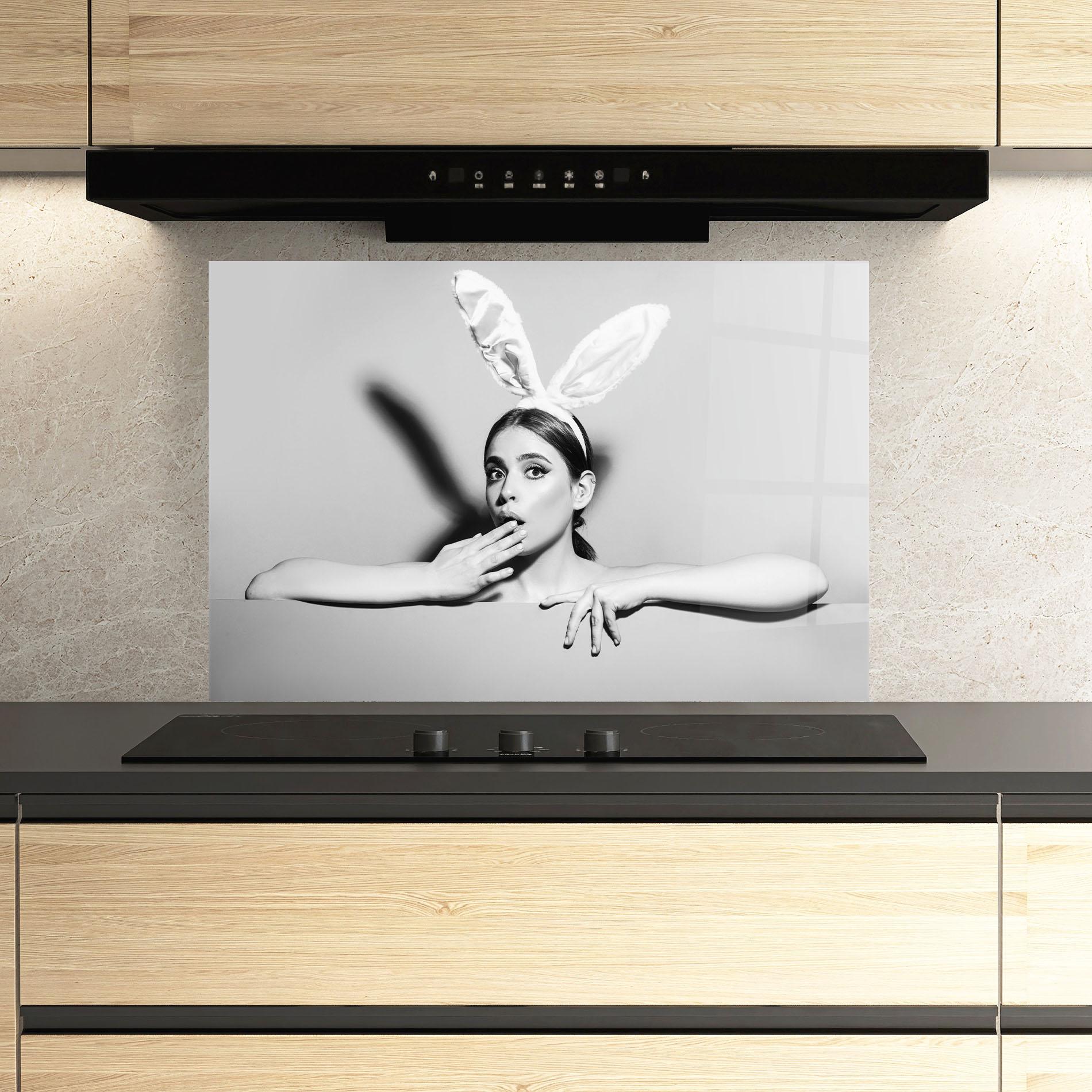 Küchenrückwand Glas Bunny Ears Peeking mockup 3