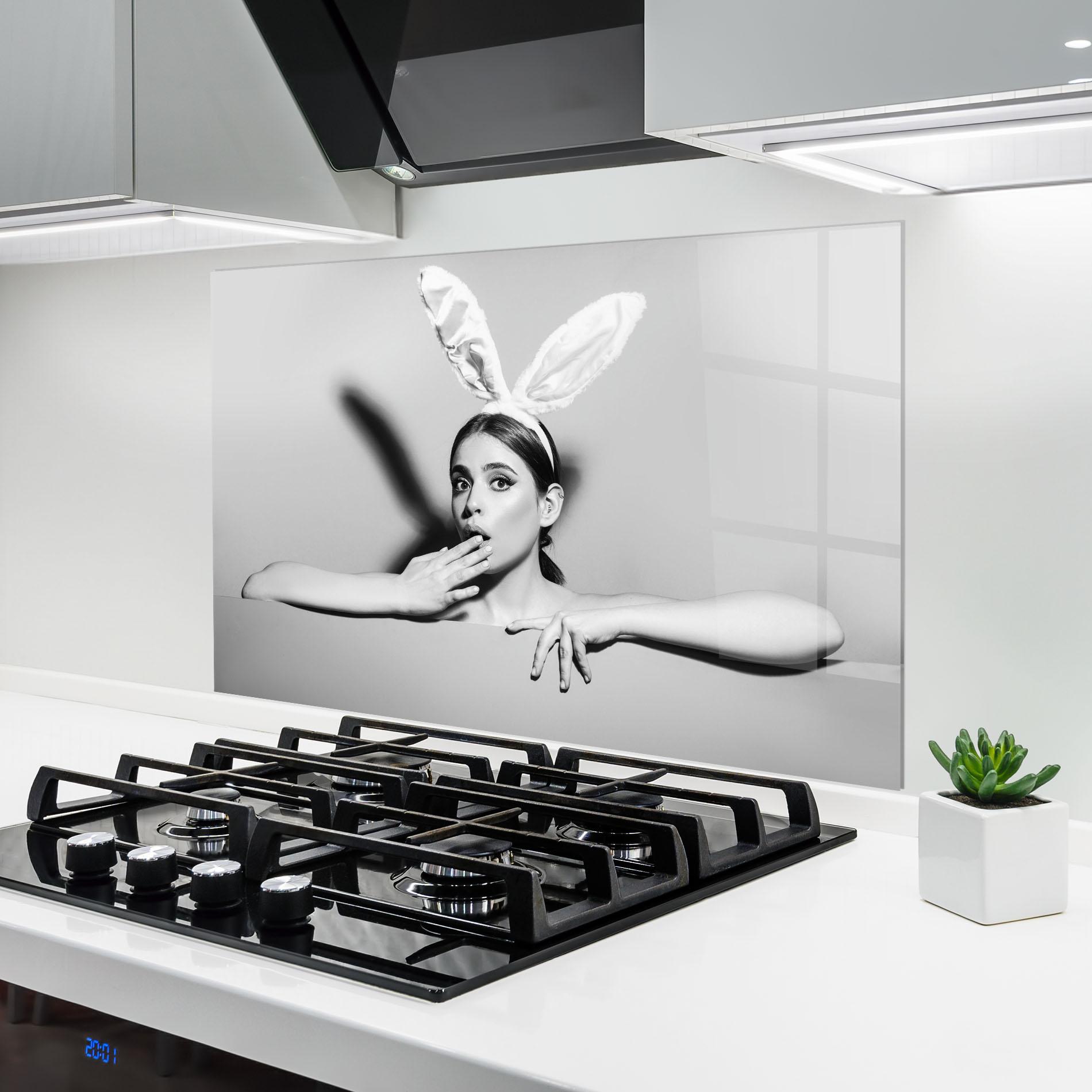 Küchenrückwand Glas Bunny Ears Peeking mockup 6