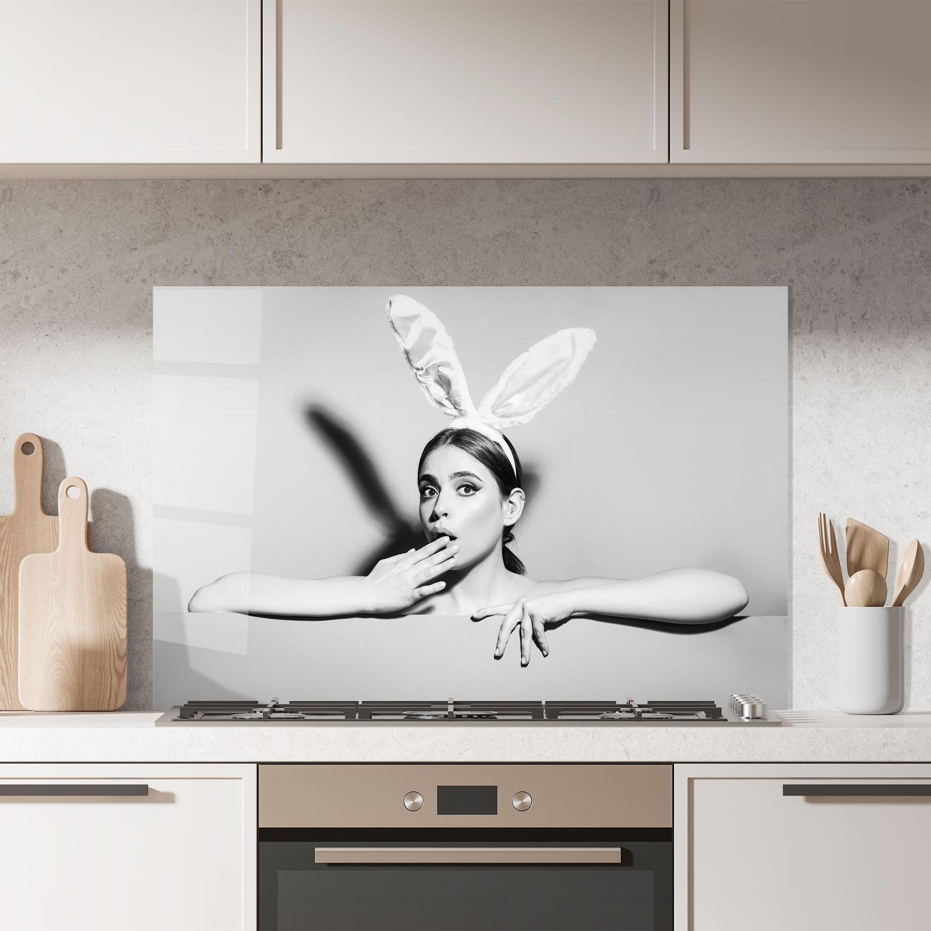 Küchenrückwand Glas Bunny Ears Peeking mockup 7