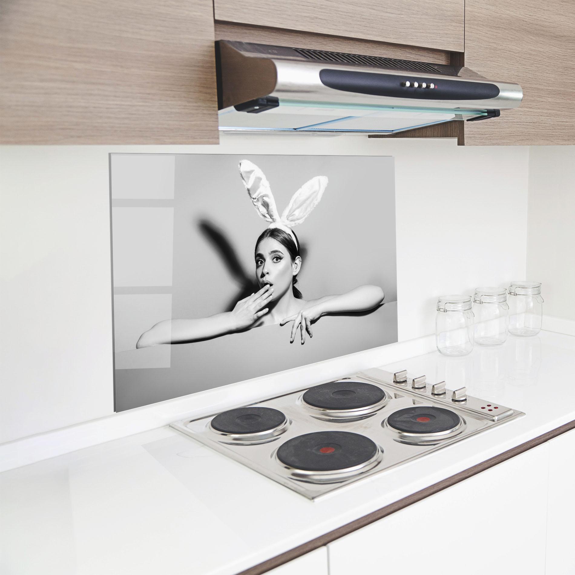 Küchenrückwand Glas Bunny Ears Peeking mockup 8