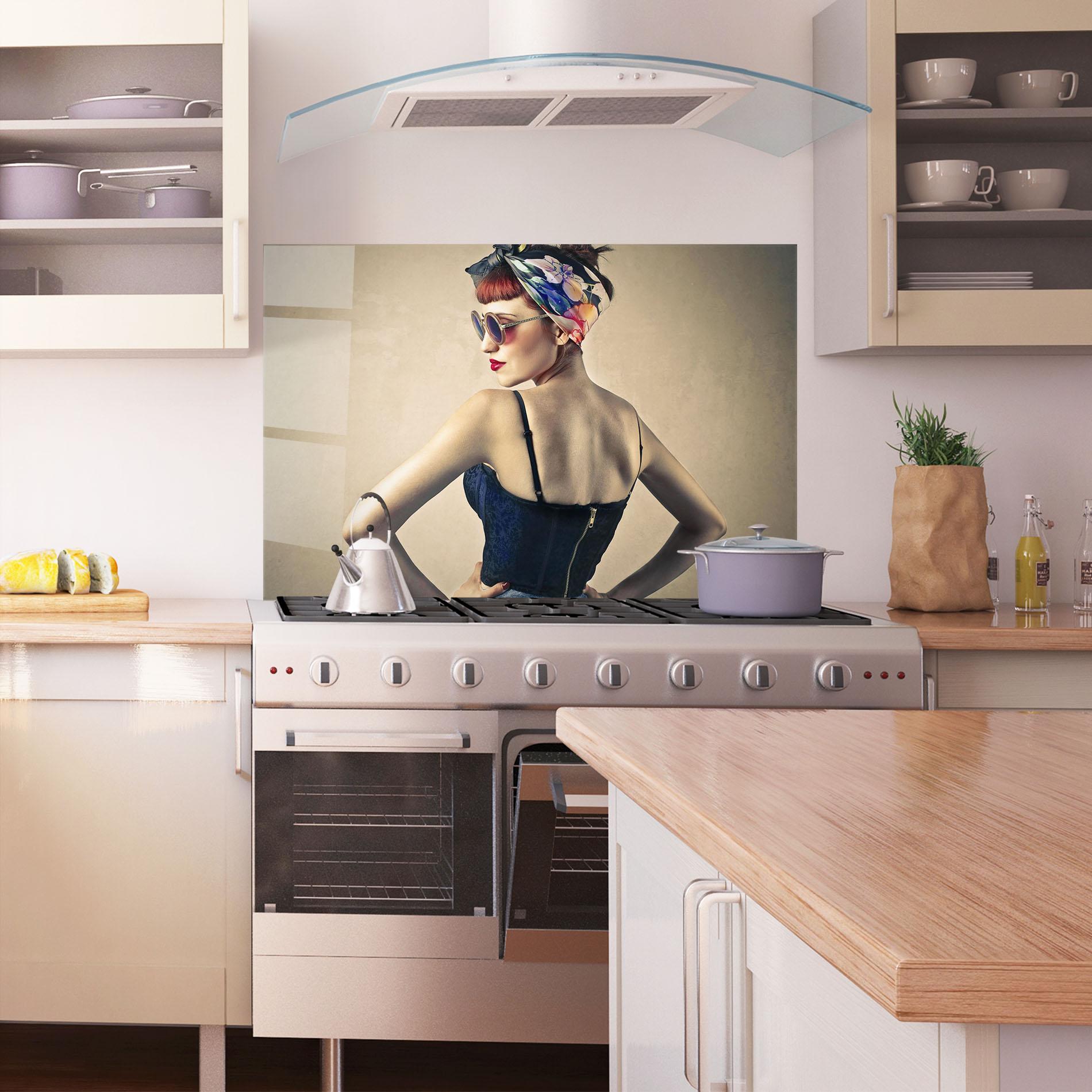 Küchenrückwand Glas Pin Up Girl mockup 1