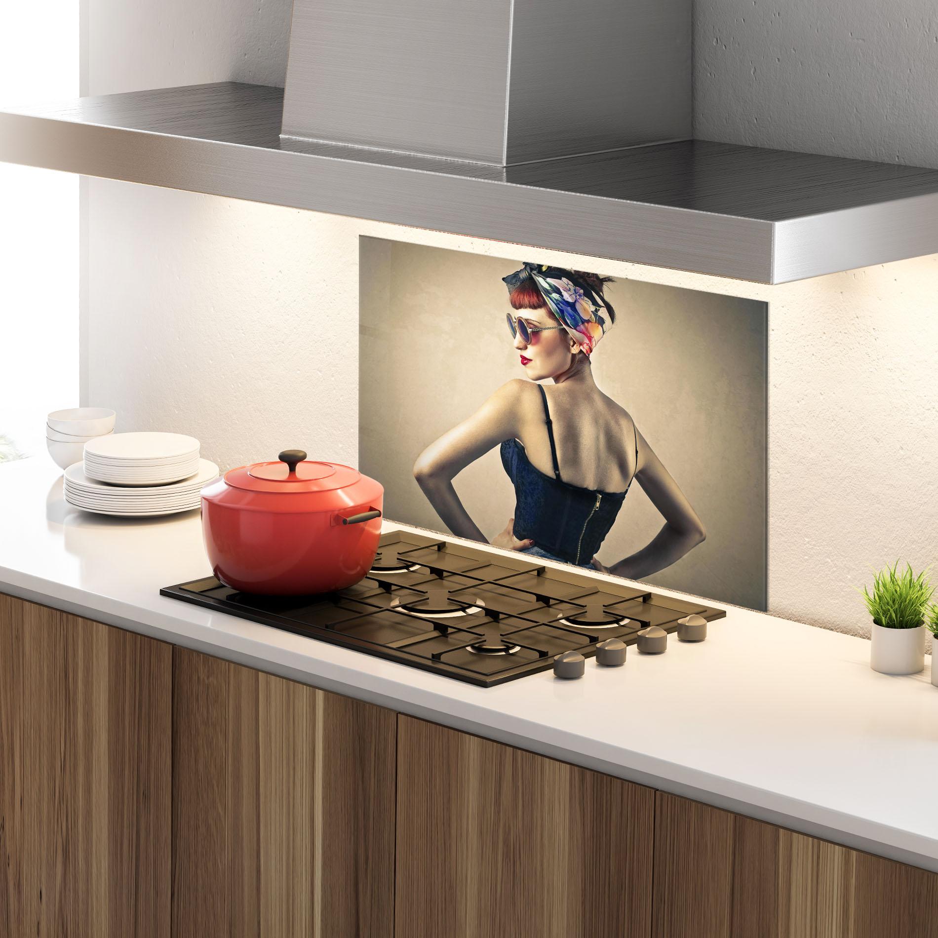 Küchenrückwand Glas Pin Up Girl mockup 4