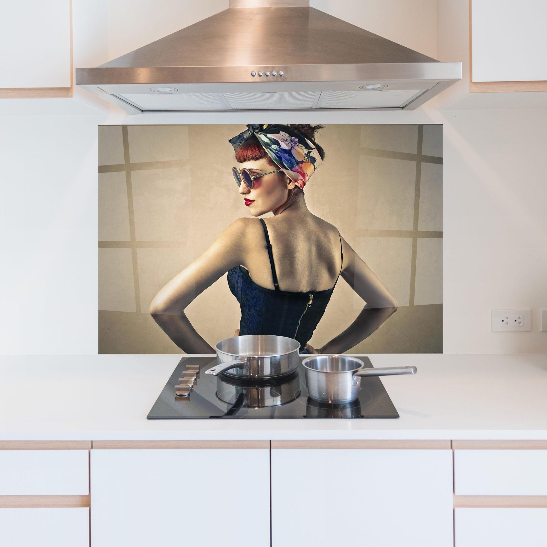 Küchenrückwand Glas Pin Up Girl mockup 5