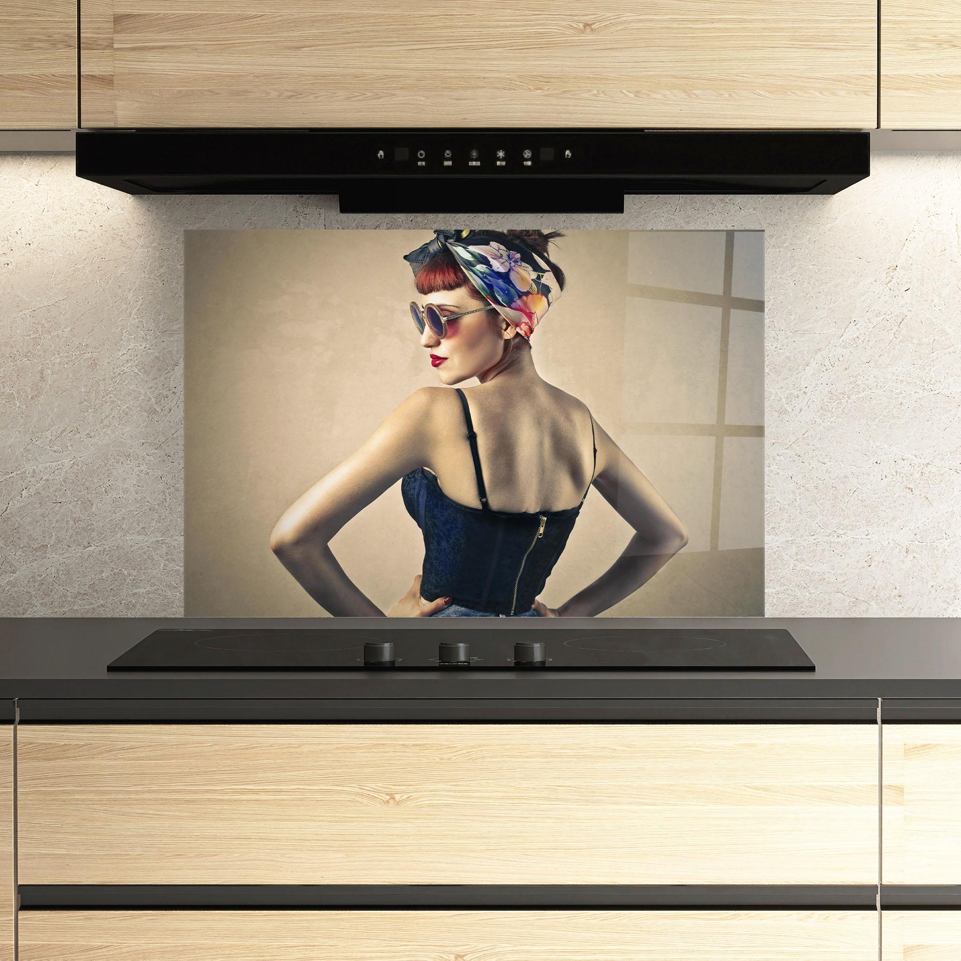 Küchenrückwand Glas Pin Up Girl mockup 3