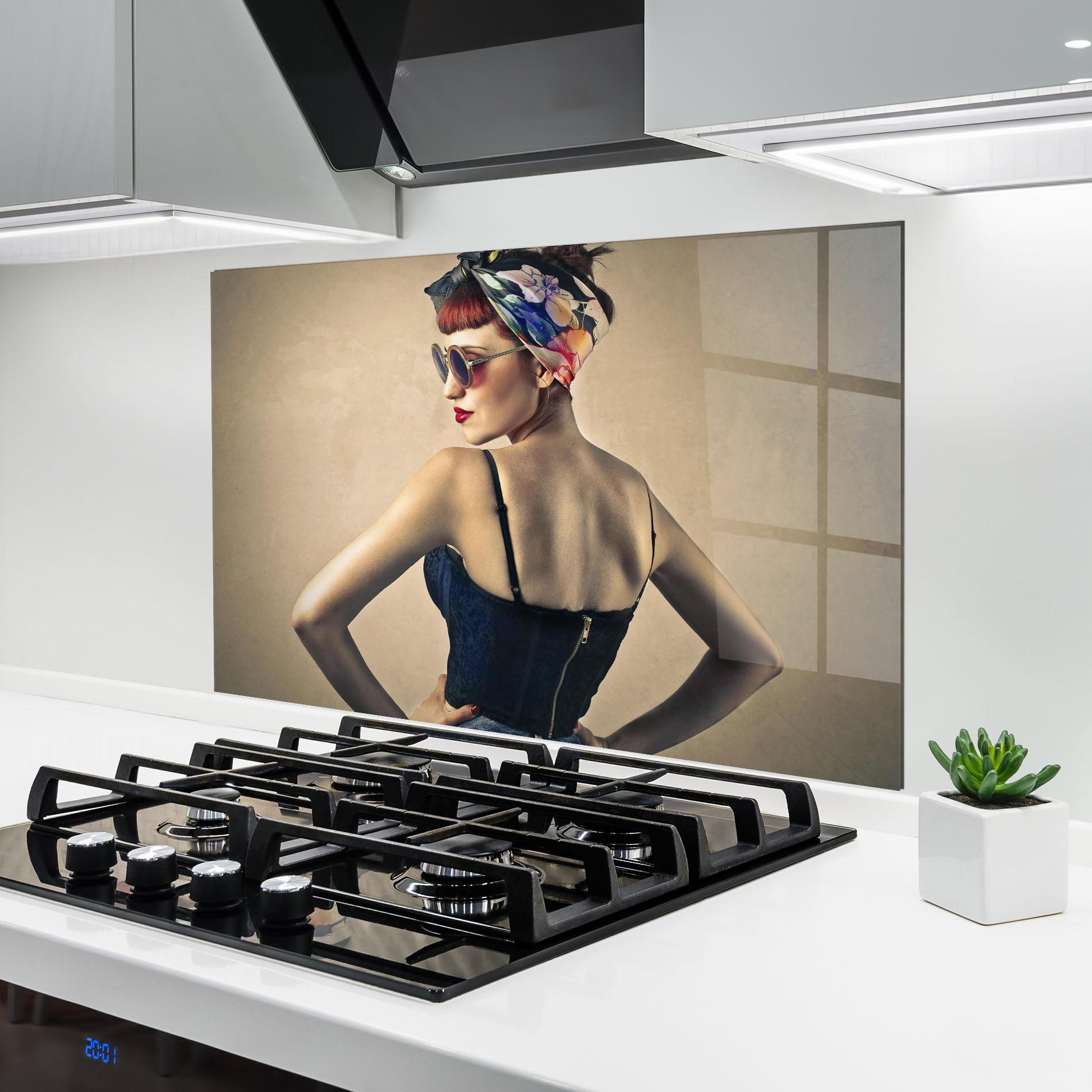Küchenrückwand Glas Pin Up Girl mockup 6