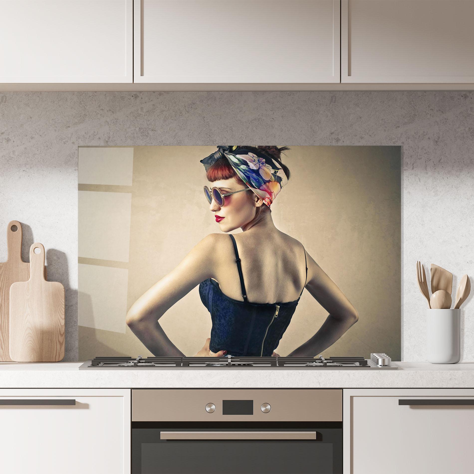 Küchenrückwand Glas Pin Up Girl mockup 7