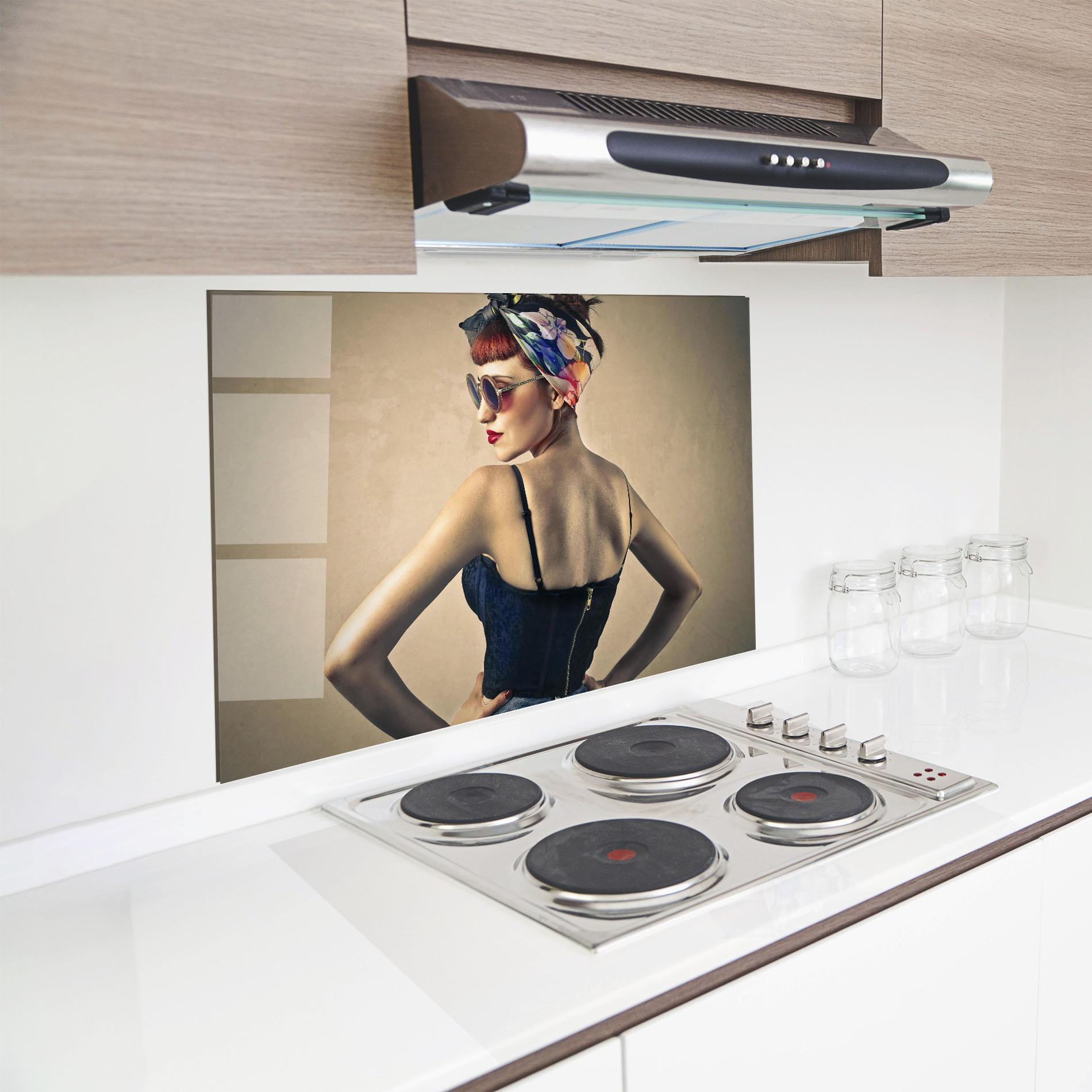 Küchenrückwand Glas Pin Up Girl mockup 8