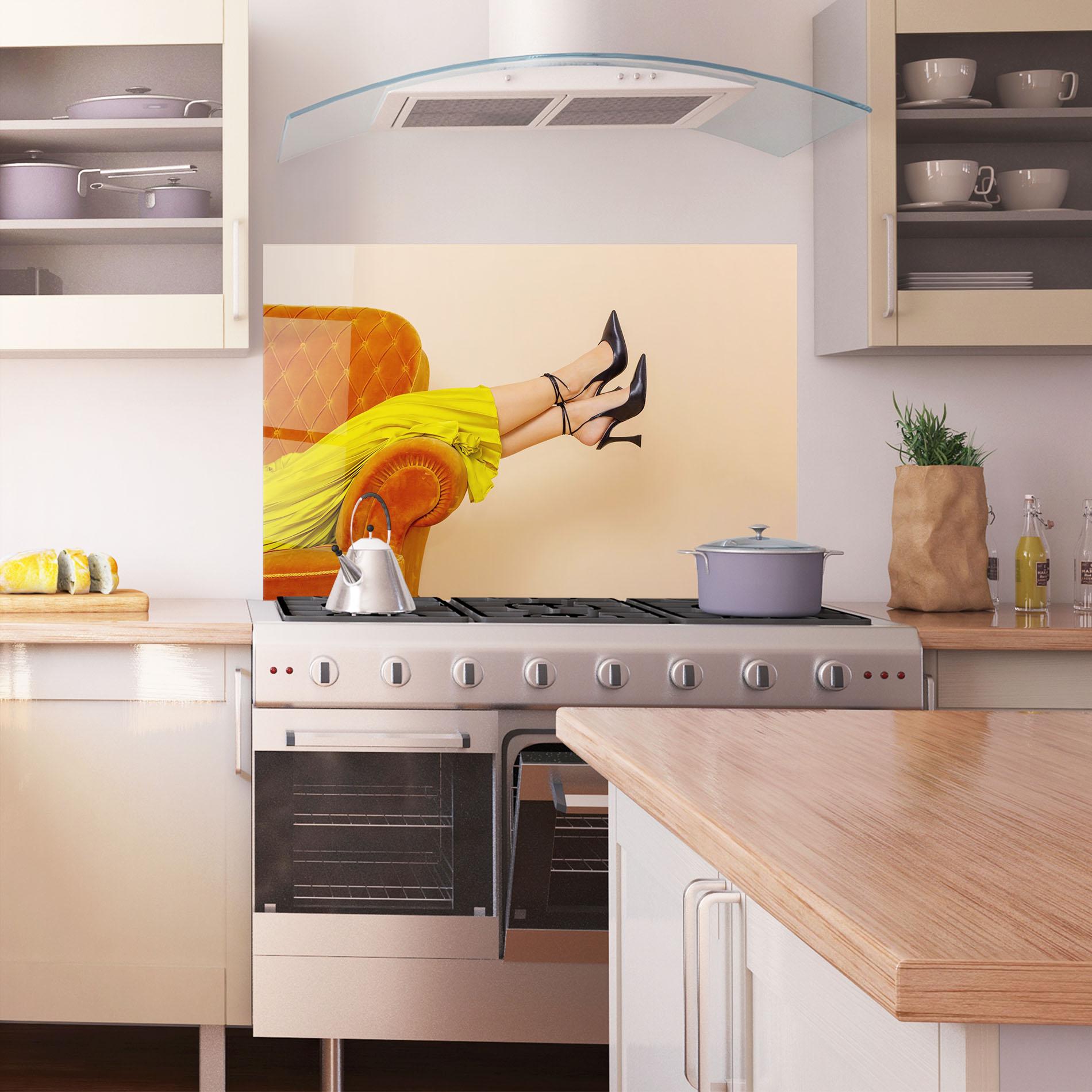 Küchenrückwand Glas Black Heals On Cream mockup 1