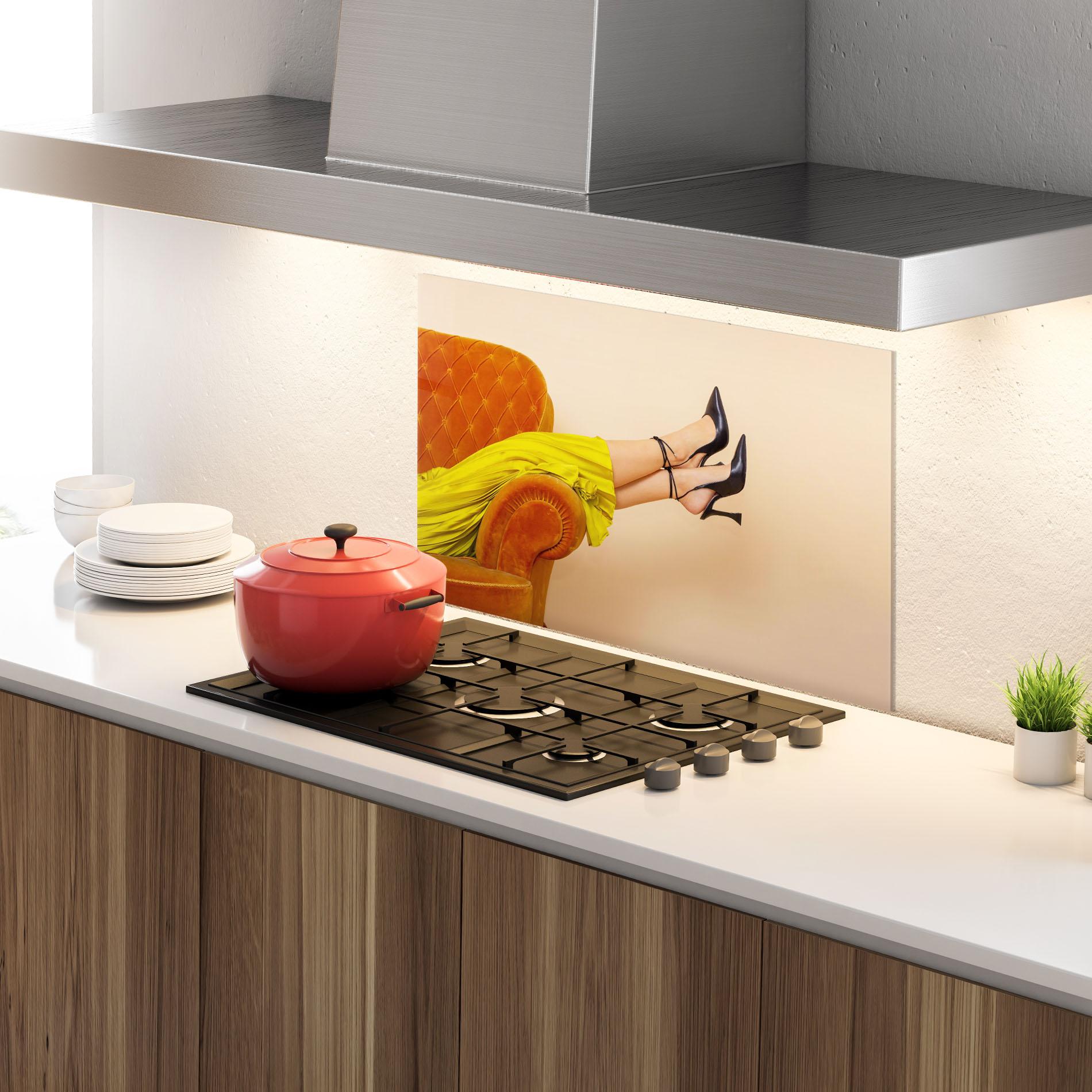 Küchenrückwand Glas Black Heals On Cream mockup 4