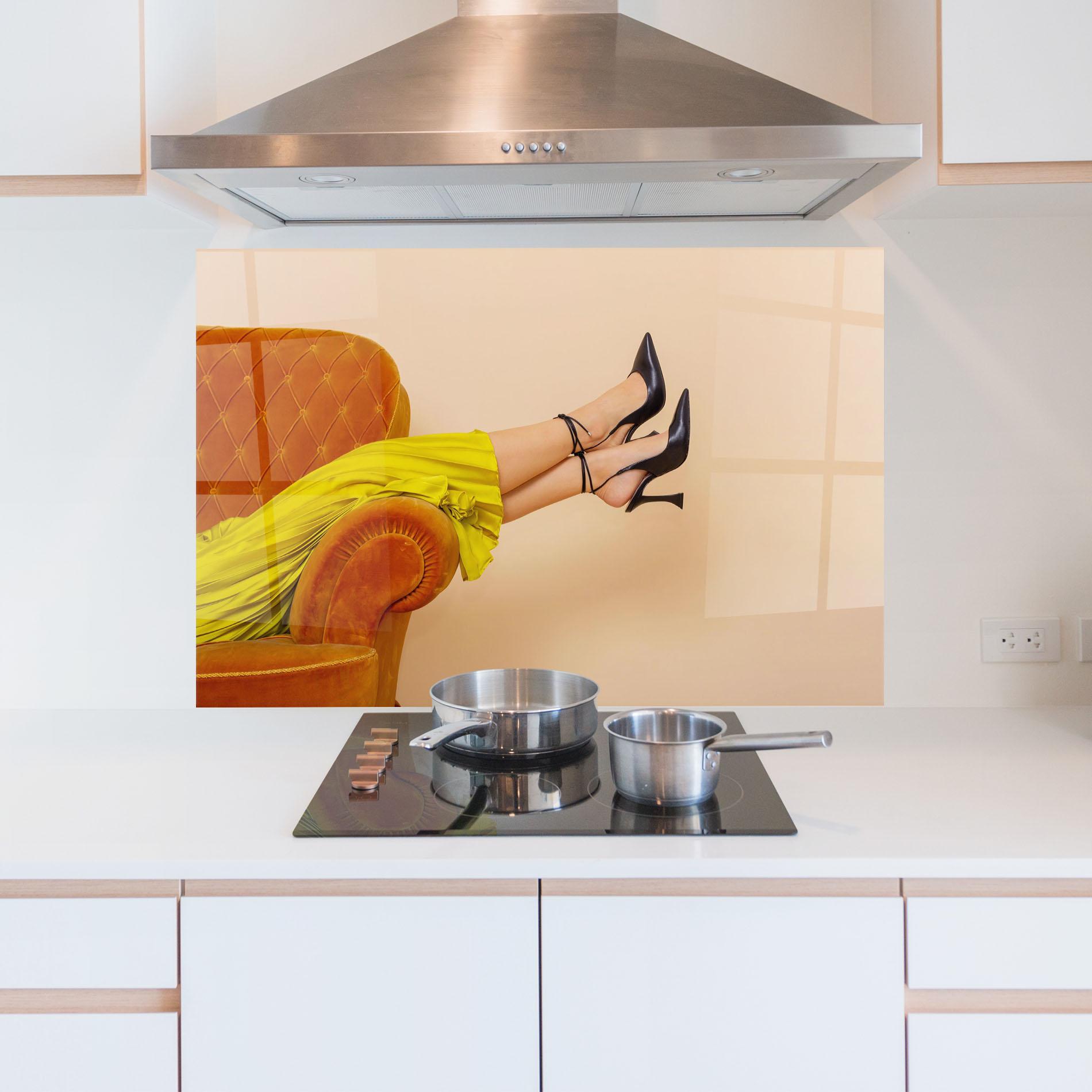 Küchenrückwand Glas Black Heals On Cream mockup 5