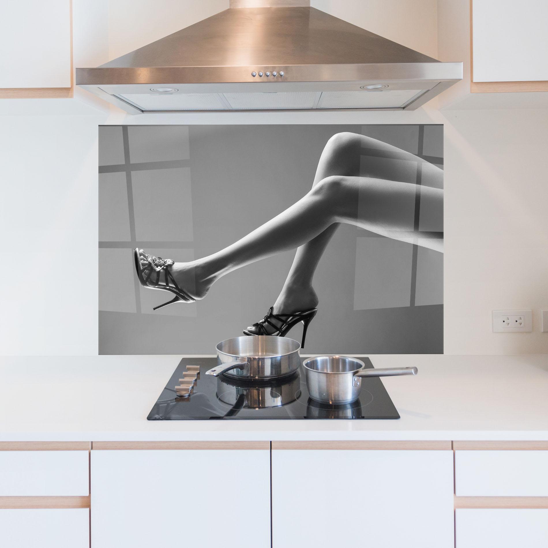 Küchenrückwand Glas Black Shoes On Grey mockup 5