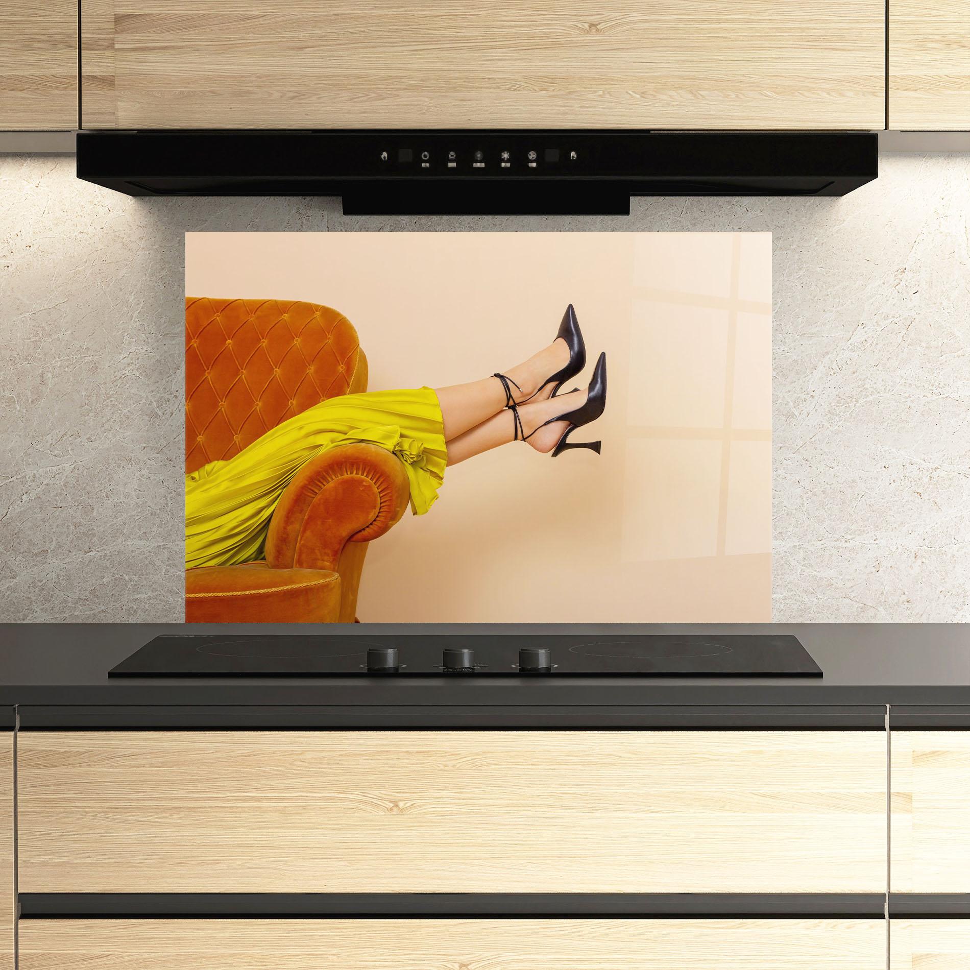 Küchenrückwand Glas Black Heals On Cream mockup 3