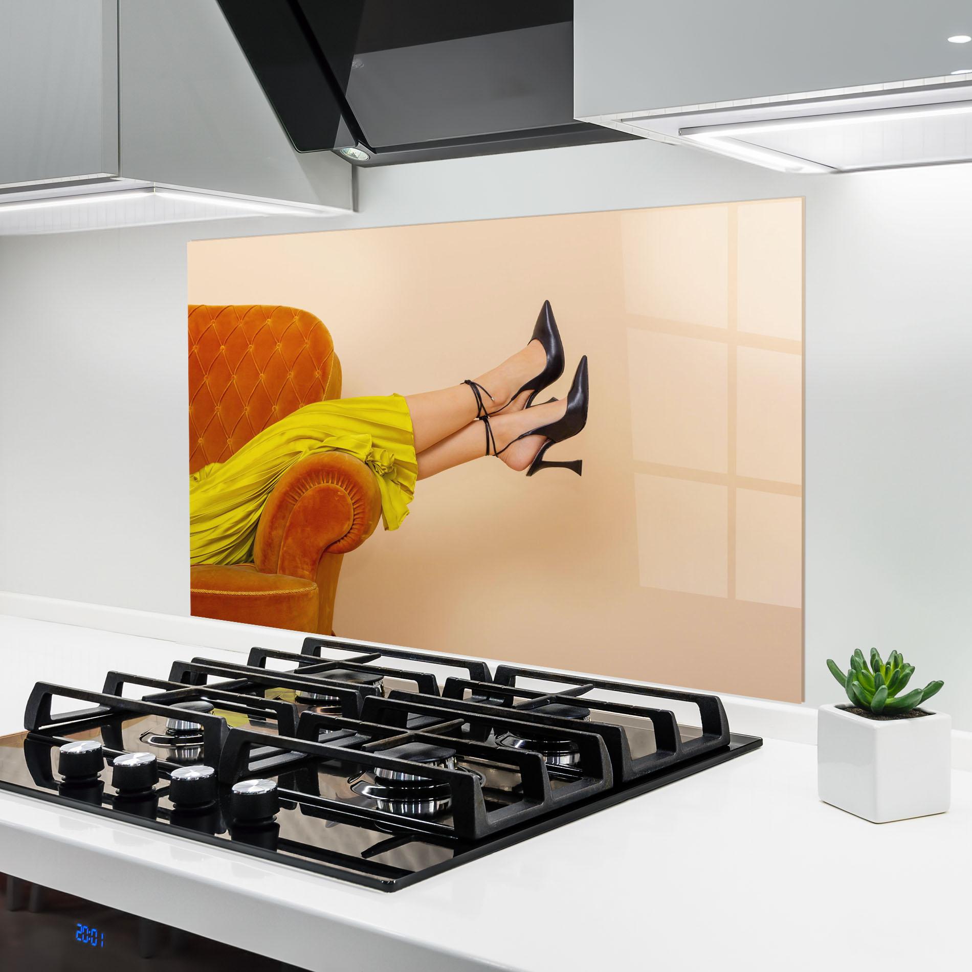 Küchenrückwand Glas Black Heals On Cream mockup 6