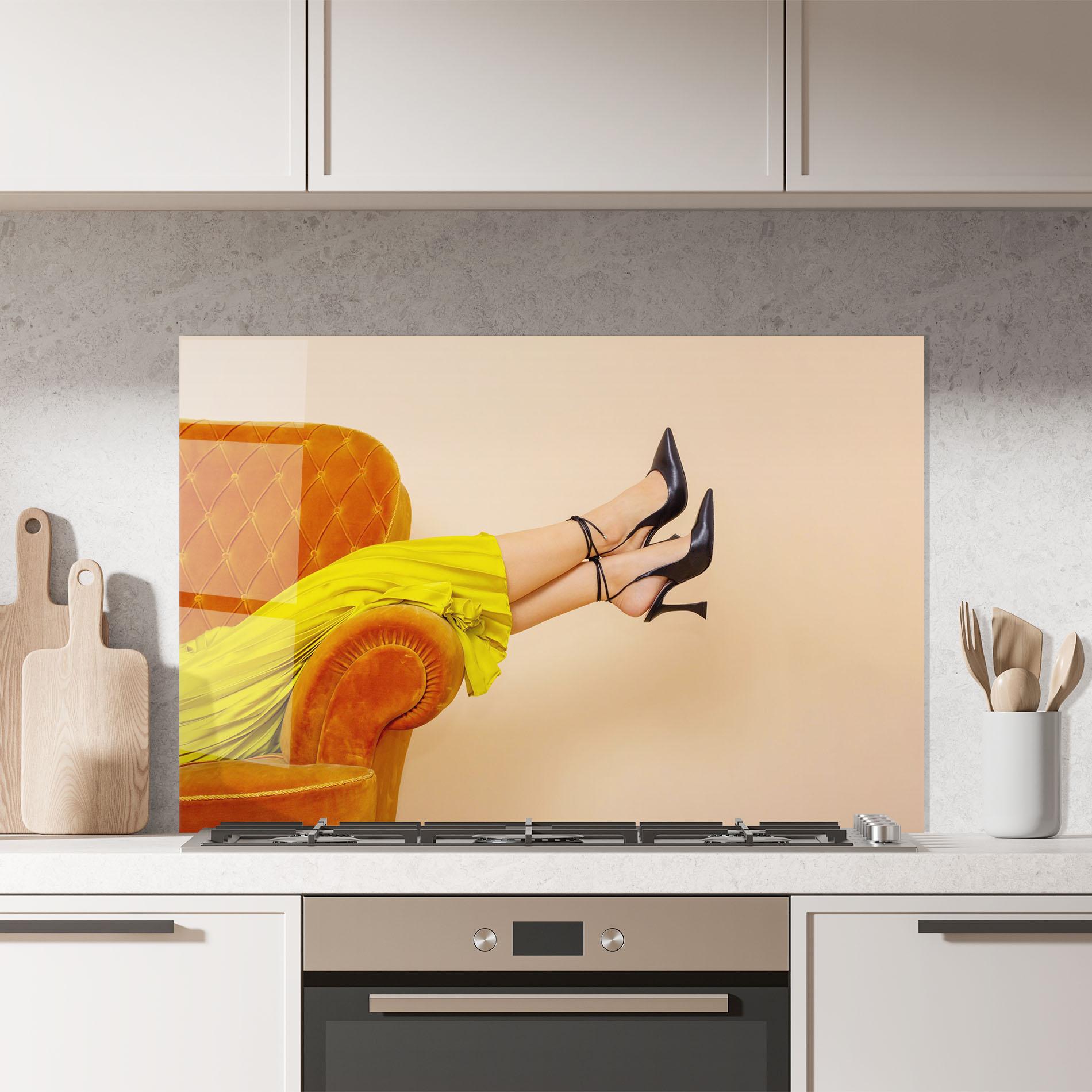 Küchenrückwand Glas Black Heals On Cream mockup 7