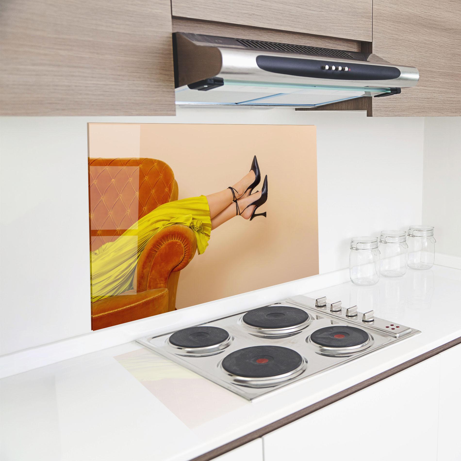 Küchenrückwand Glas Black Heals On Cream mockup 8