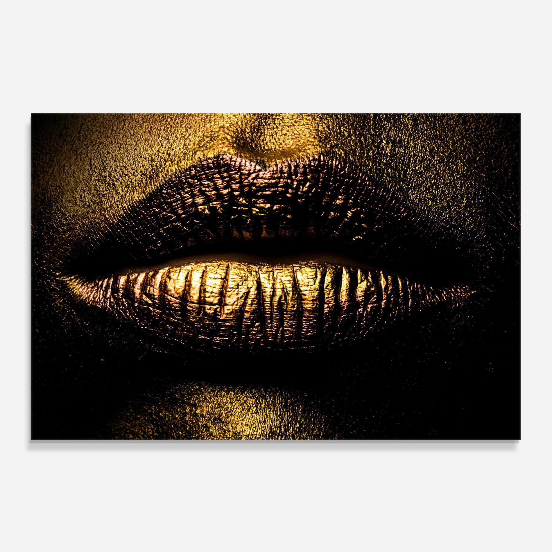 Küchenrückwand Glas Gold Metal Lips mockup 0