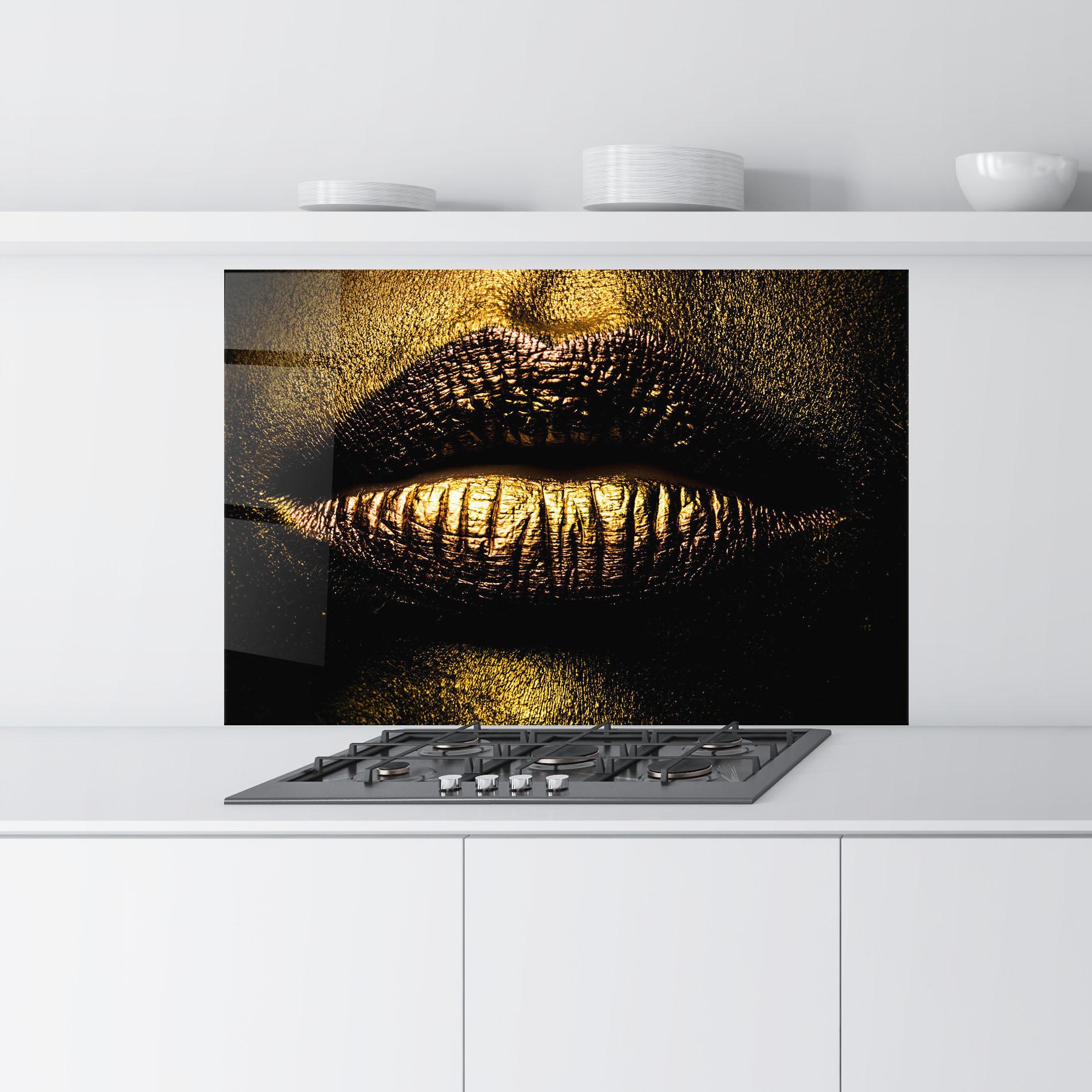Küchenrückwand Glas Gold Metal Lips mockup 9