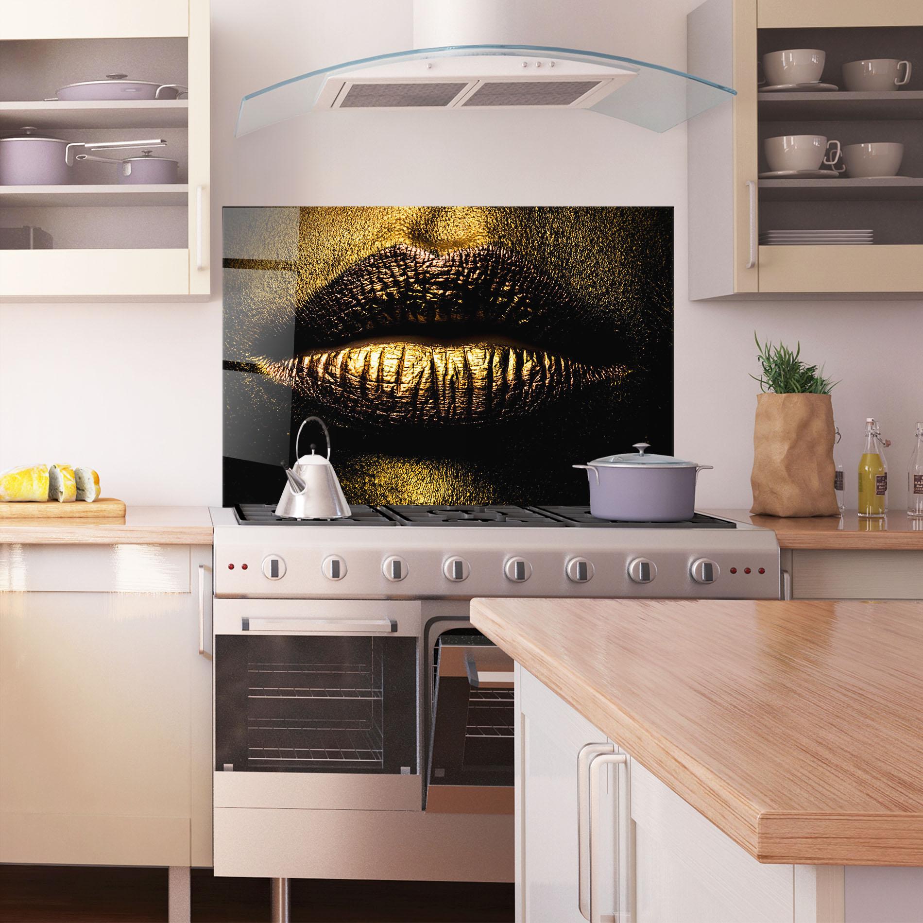 Küchenrückwand Glas Gold Metal Lips mockup 1