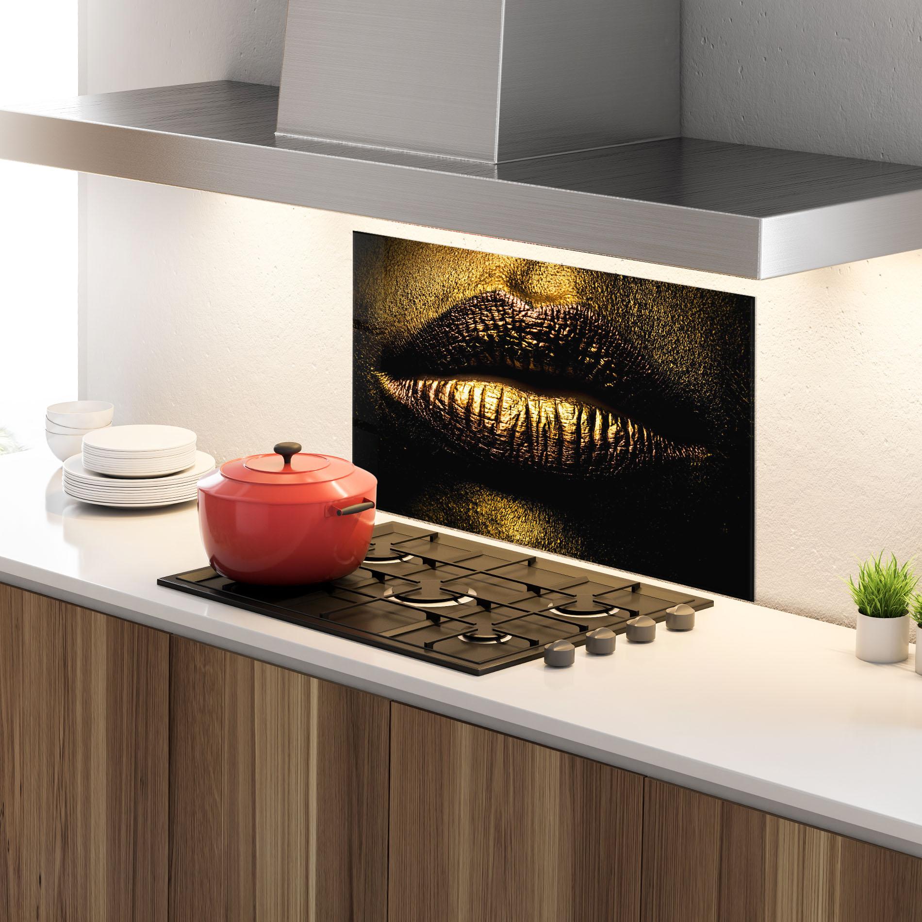 Küchenrückwand Glas Gold Metal Lips mockup 4