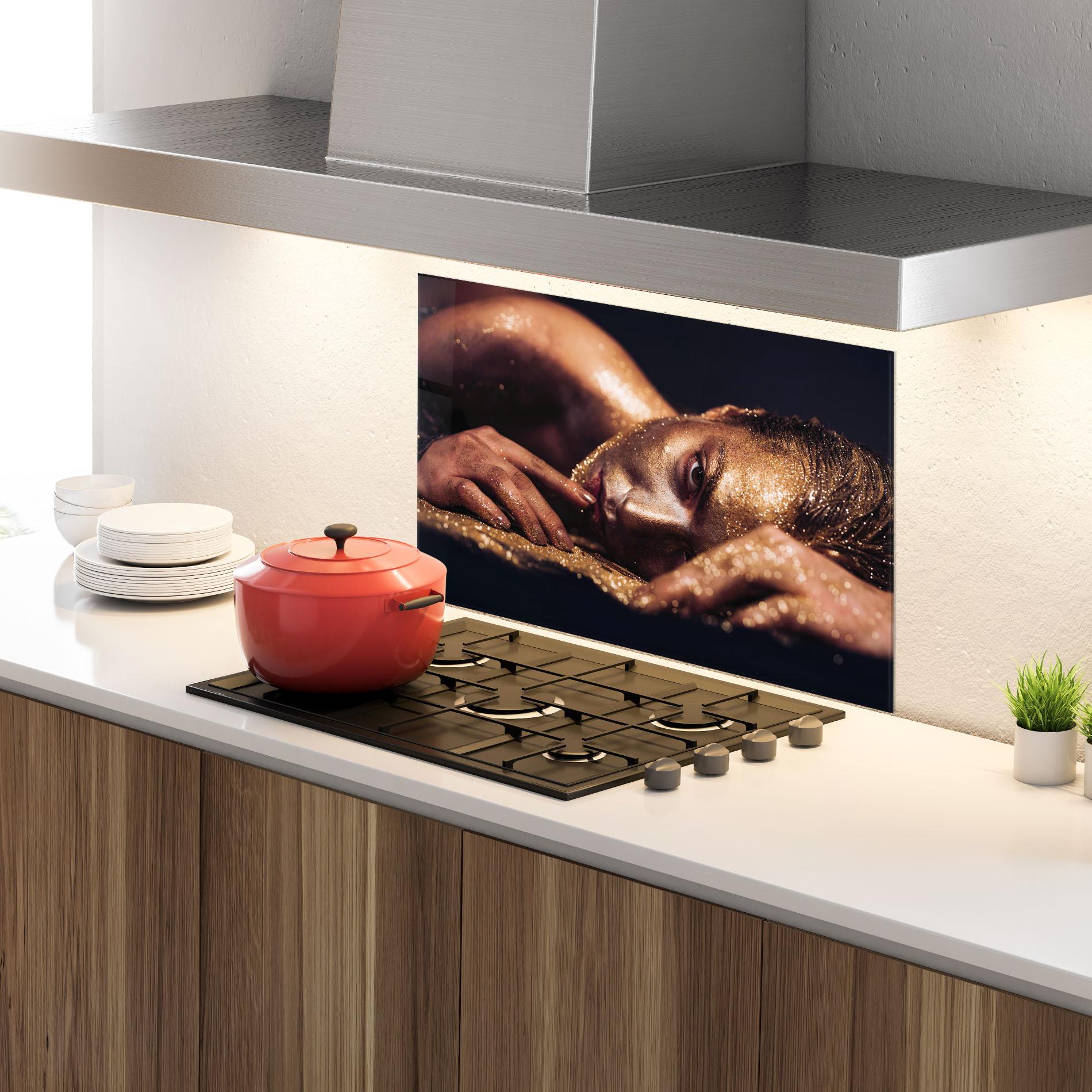 Küchenrückwand Glas Gold Vogue Woman mockup 4