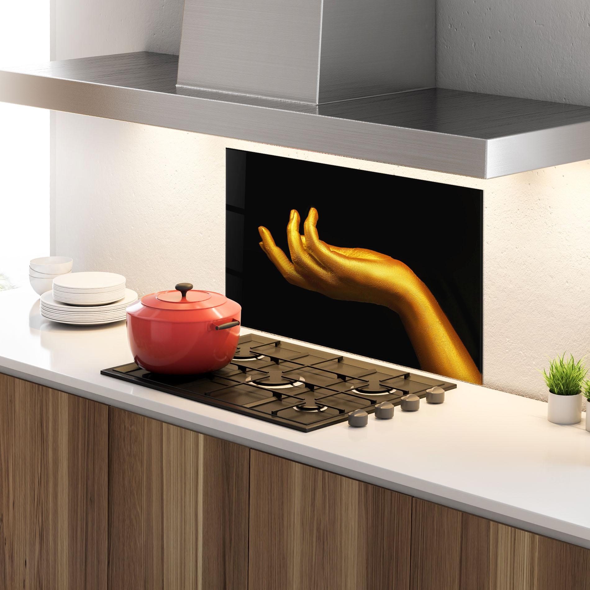 Küchenrückwand Glas Strong Gold Hand mockup 4