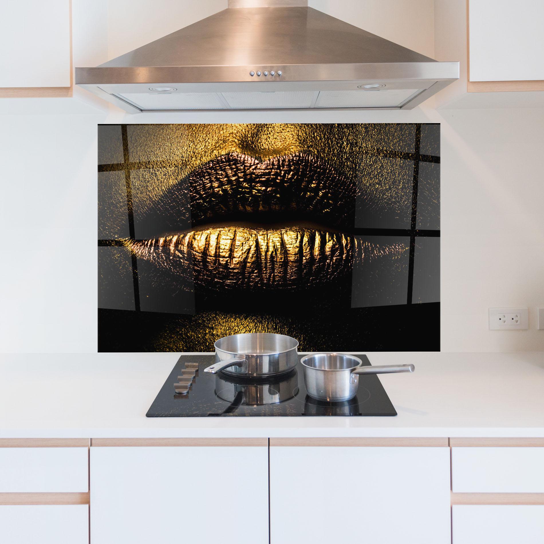 Küchenrückwand Glas Gold Metal Lips mockup 5