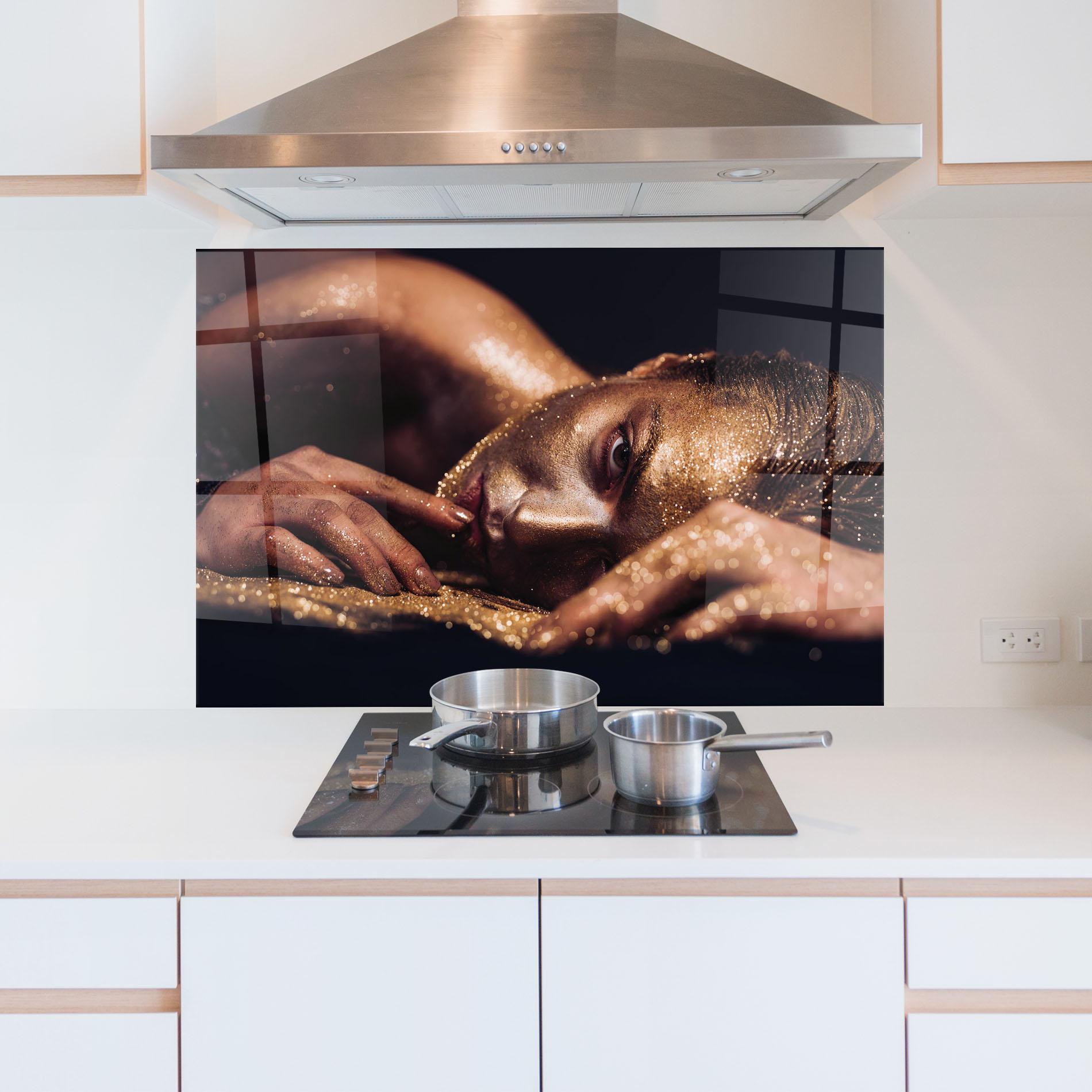 Küchenrückwand Glas Gold Vogue Woman mockup 5