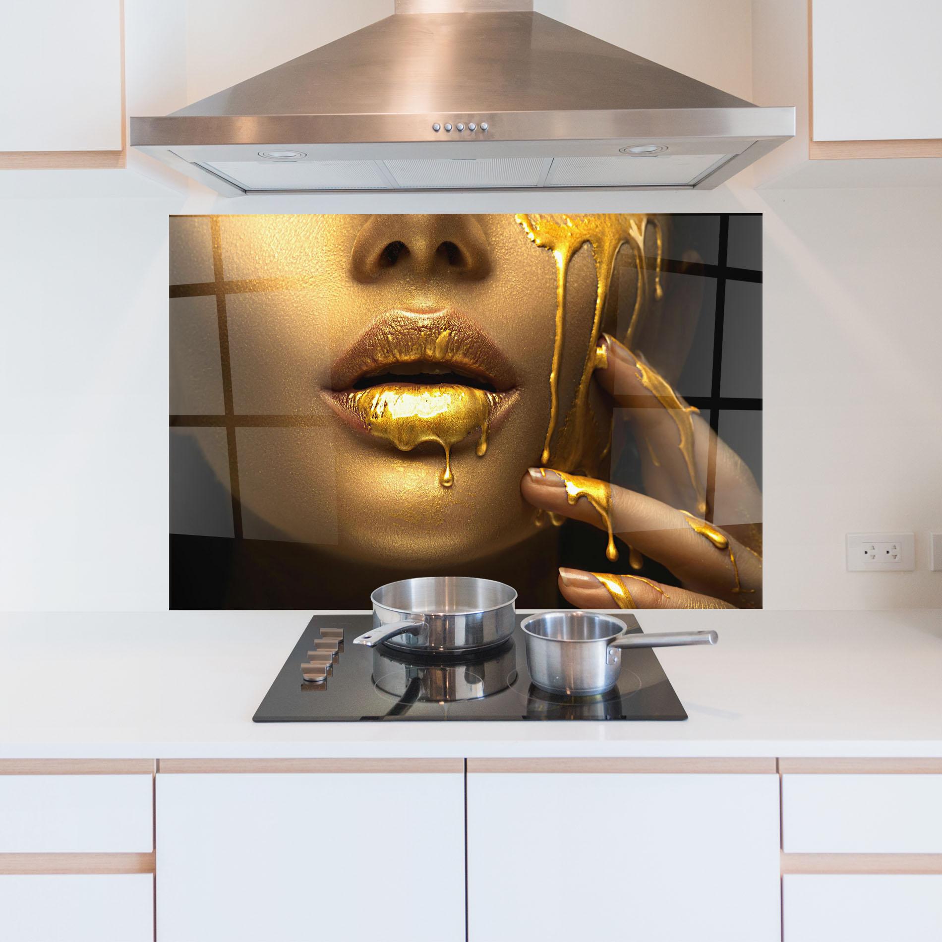 Küchenrückwand Glas Golden Lips mockup 5