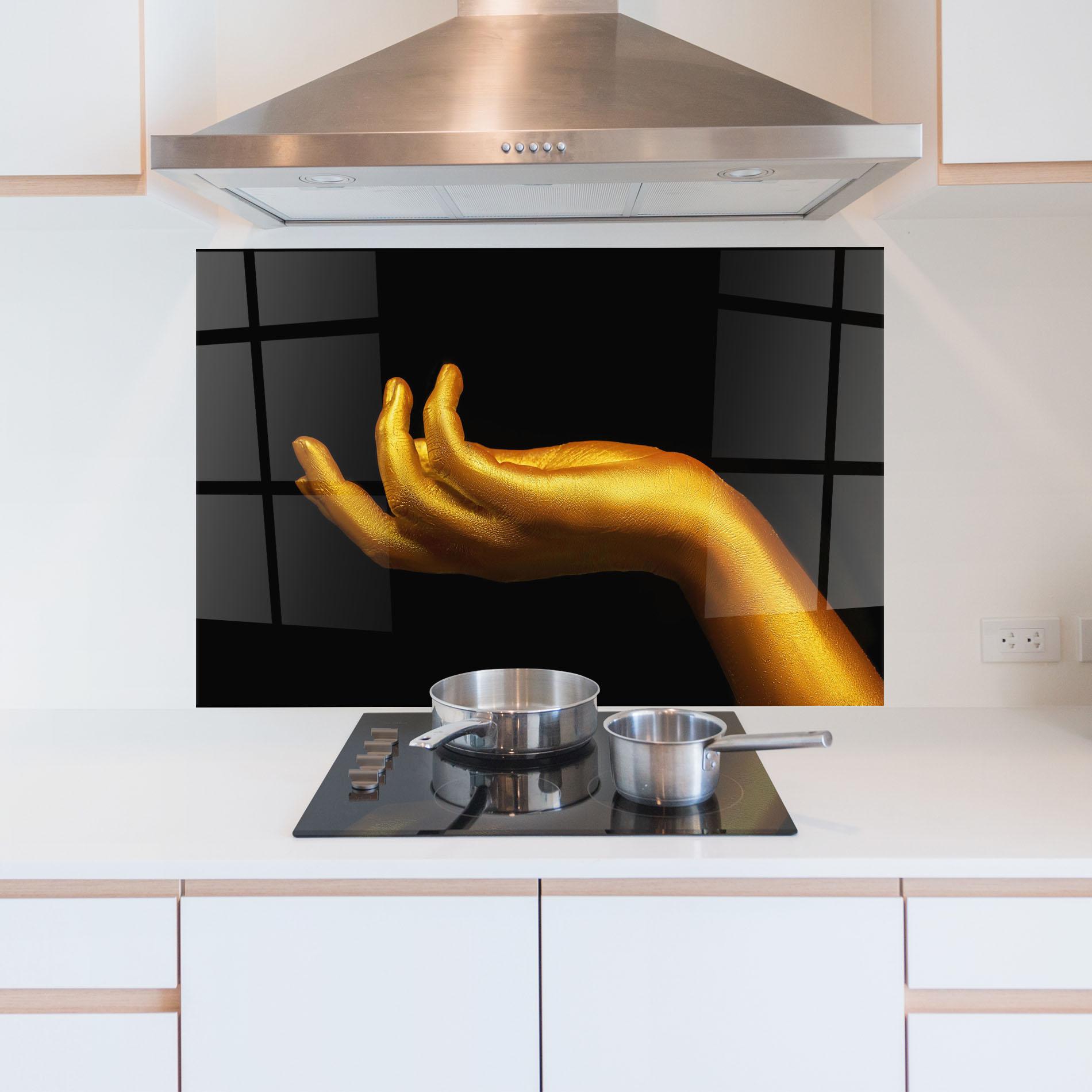 Küchenrückwand Glas Strong Gold Hand mockup 5