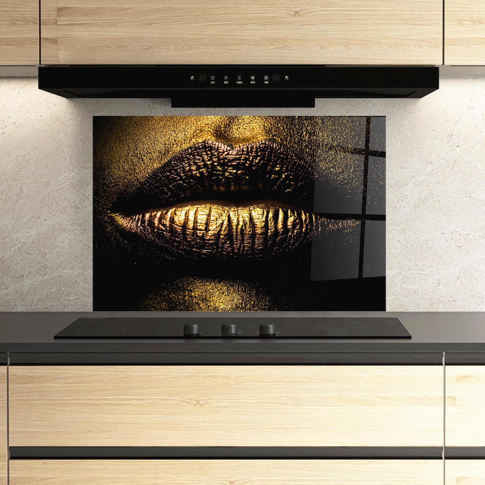 Küchenrückwand Glas Gold Metal Lips mockup 3