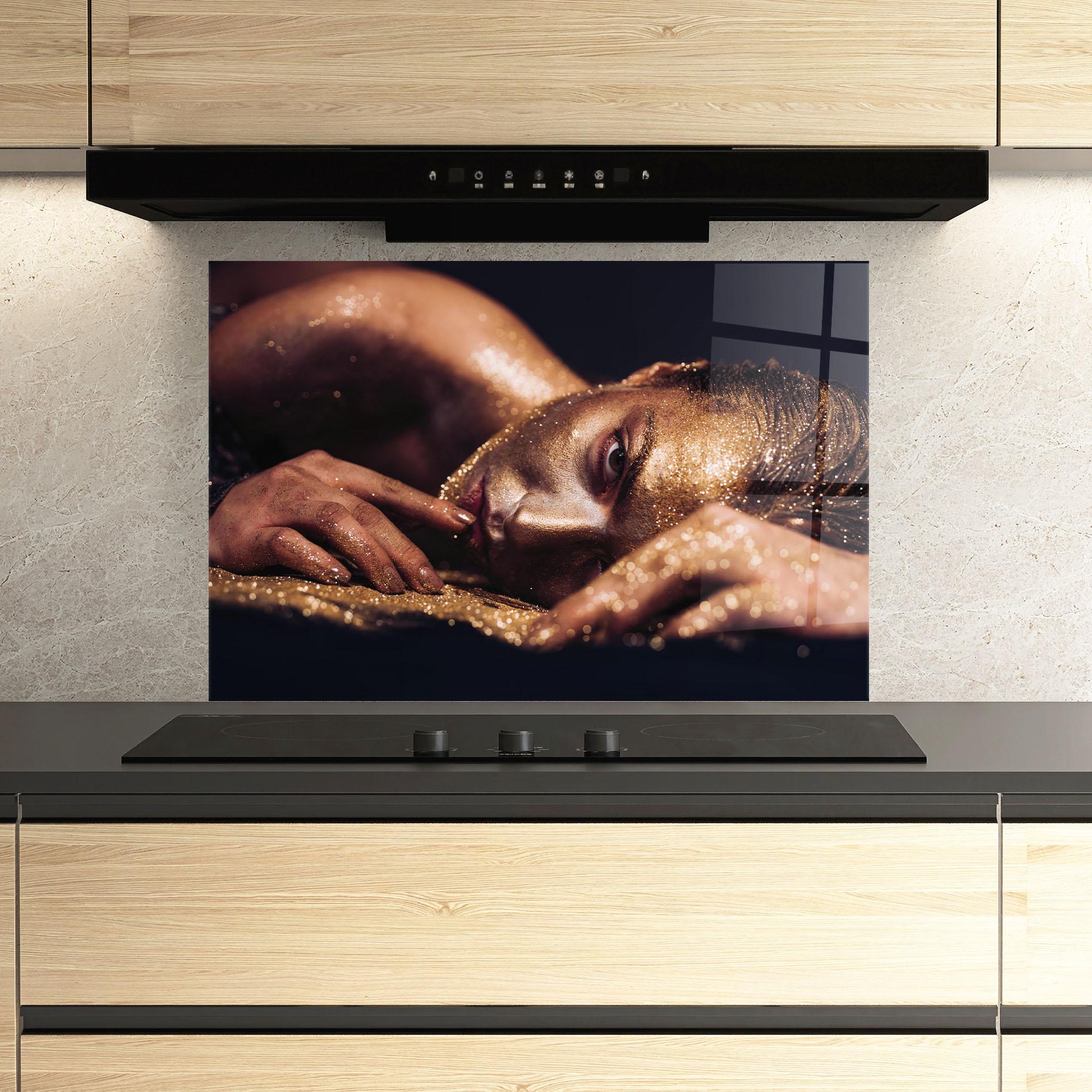 Küchenrückwand Glas Gold Vogue Woman mockup 3