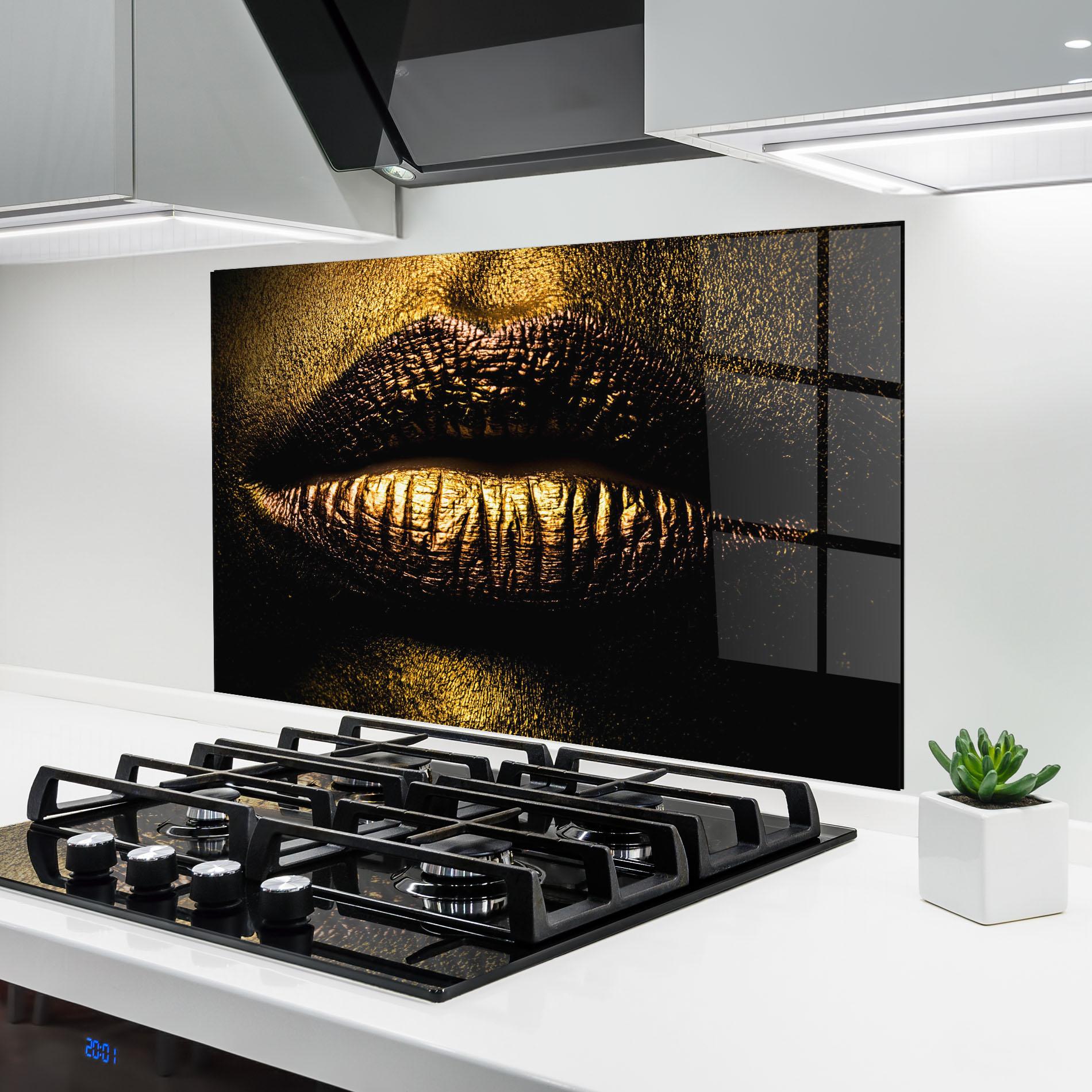 Küchenrückwand Glas Gold Metal Lips mockup 6