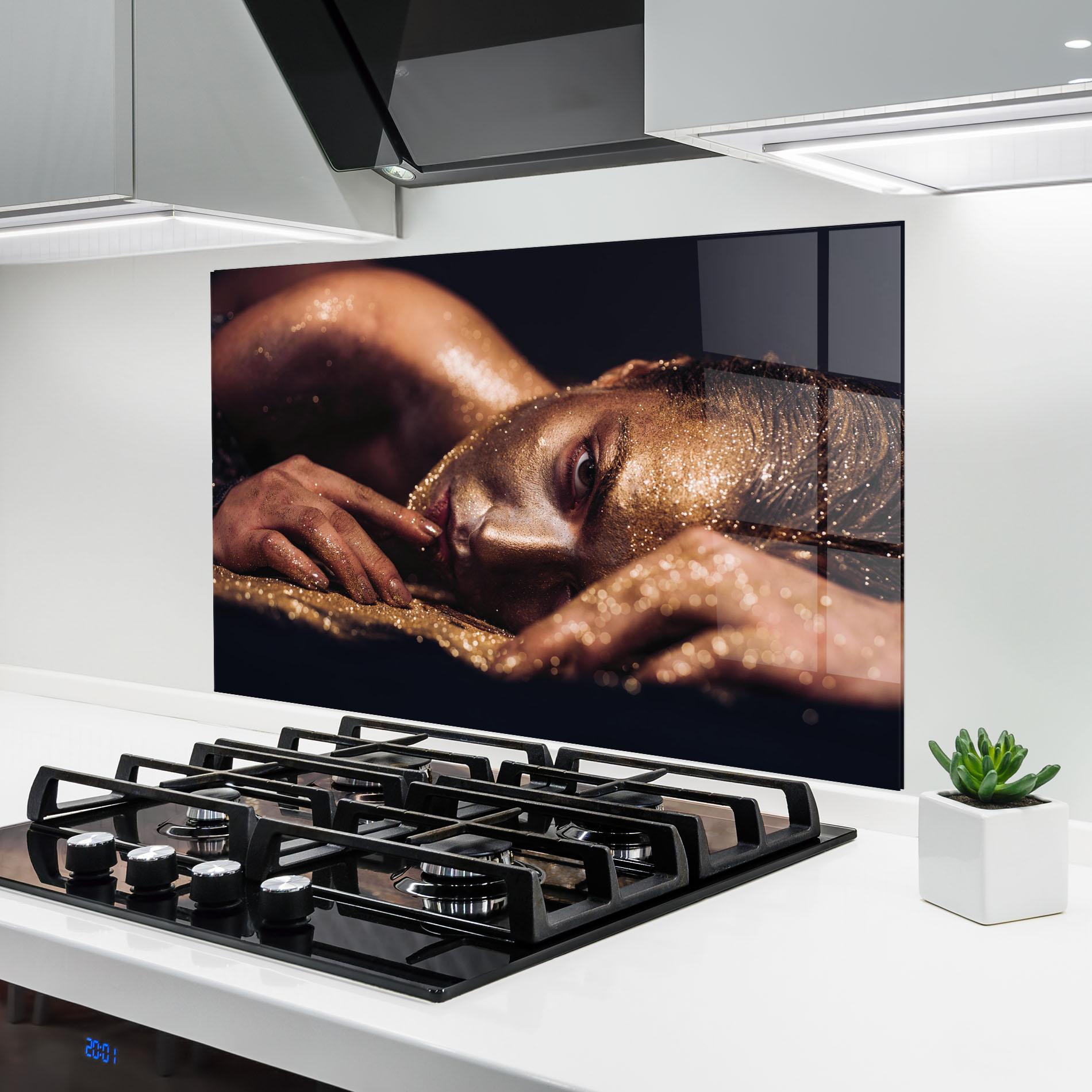 Küchenrückwand Glas Gold Vogue Woman mockup 6
