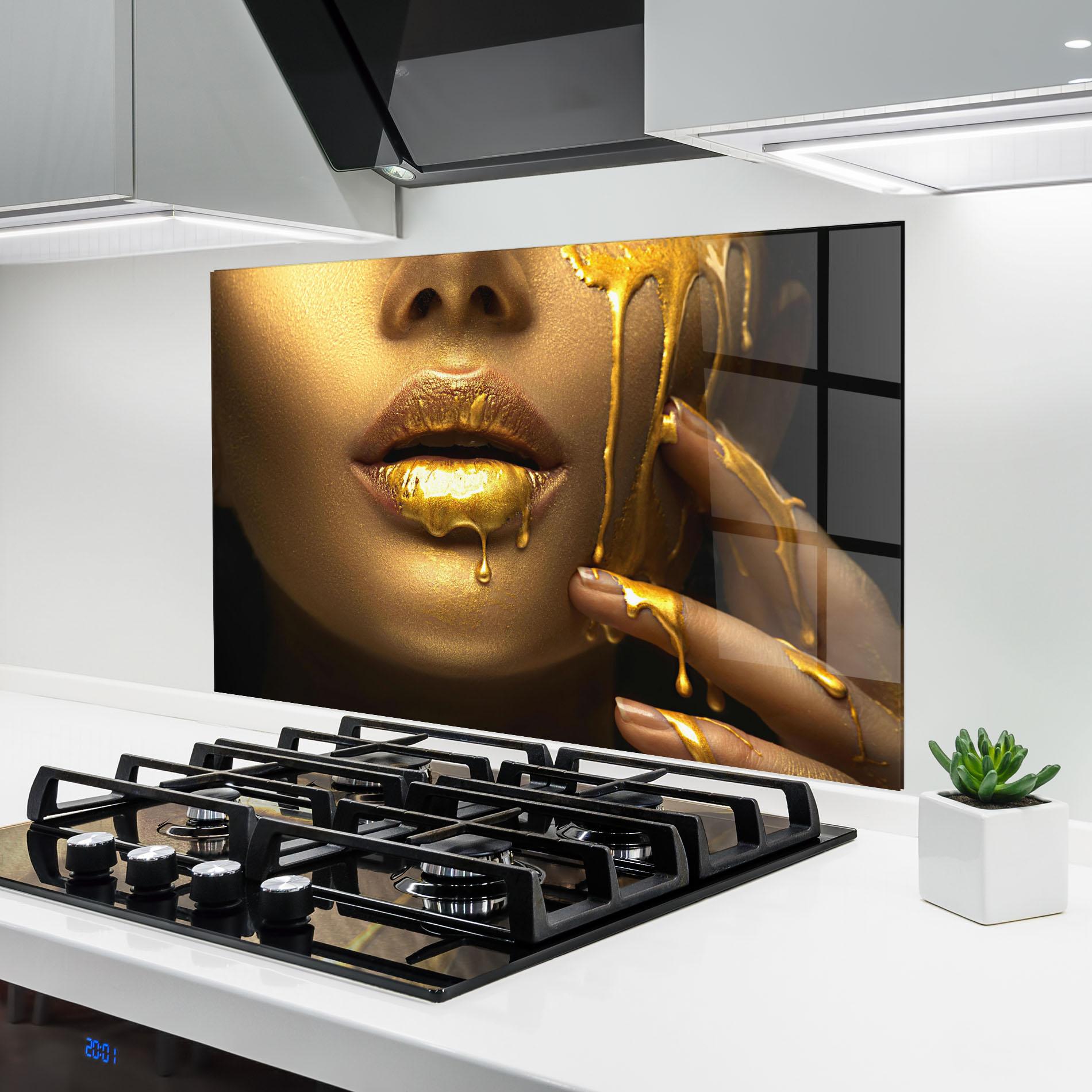 Küchenrückwand Glas Golden Lips mockup 6