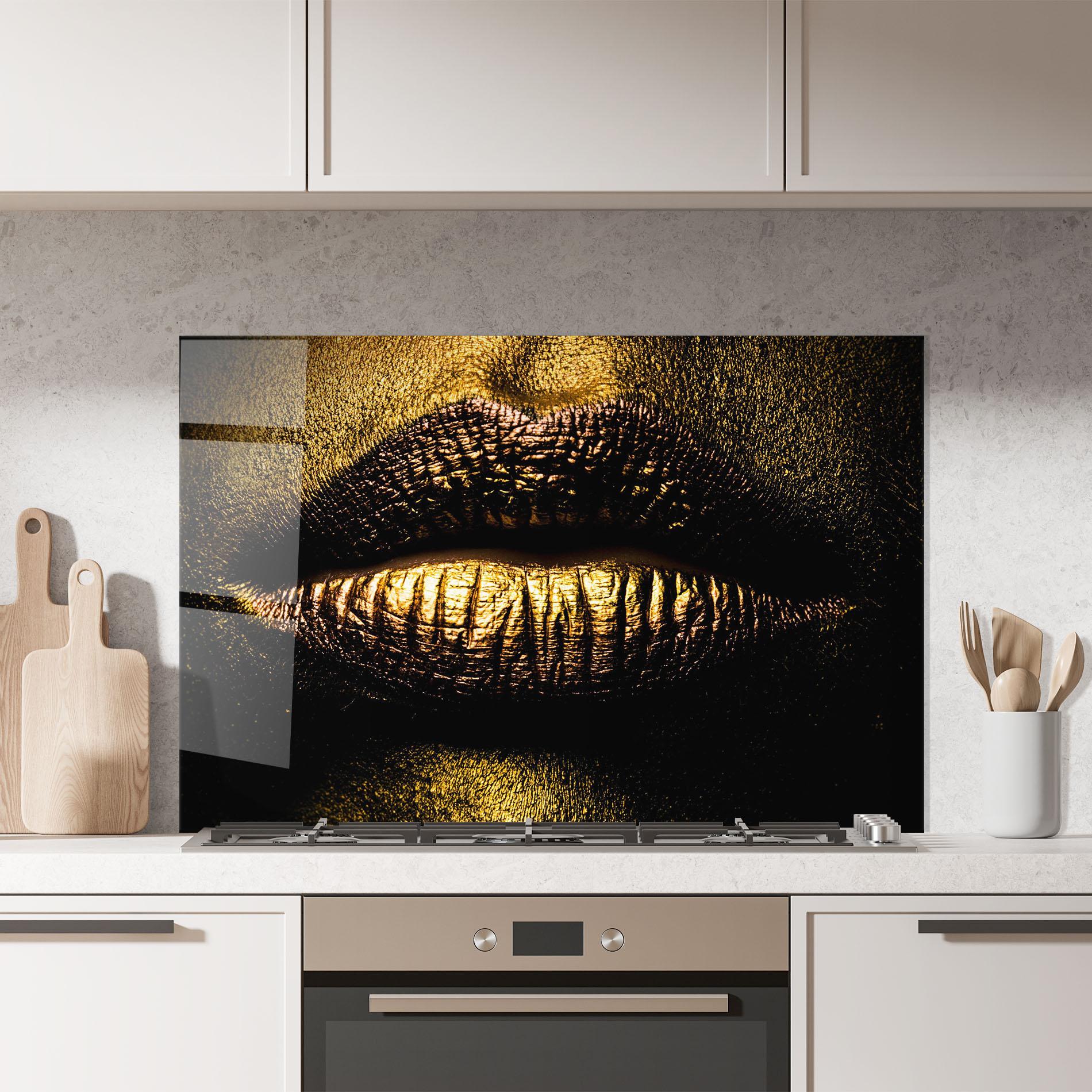 Küchenrückwand Glas Gold Metal Lips mockup 7