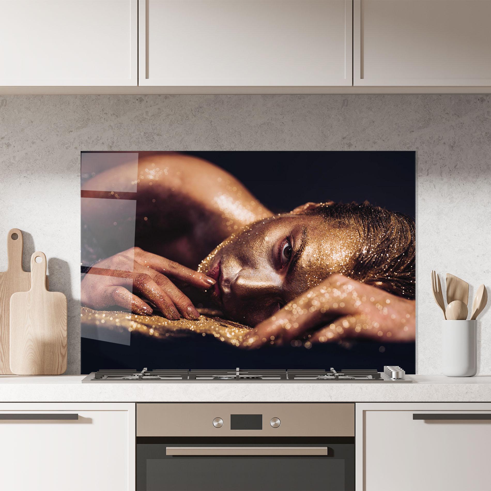 Küchenrückwand Glas Gold Vogue Woman mockup 7