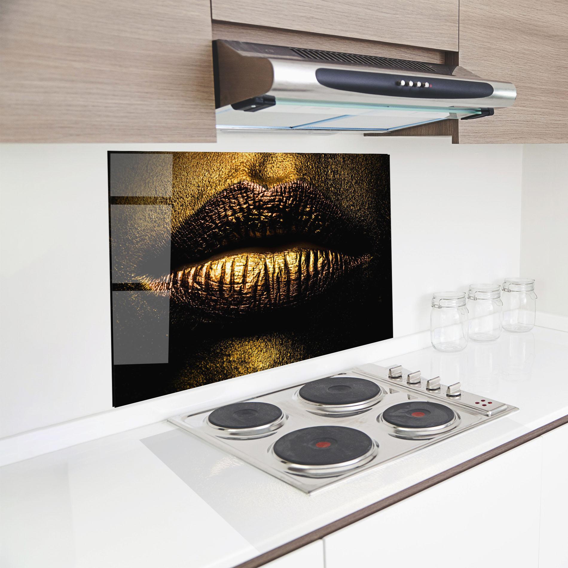 Küchenrückwand Glas Gold Metal Lips mockup 8