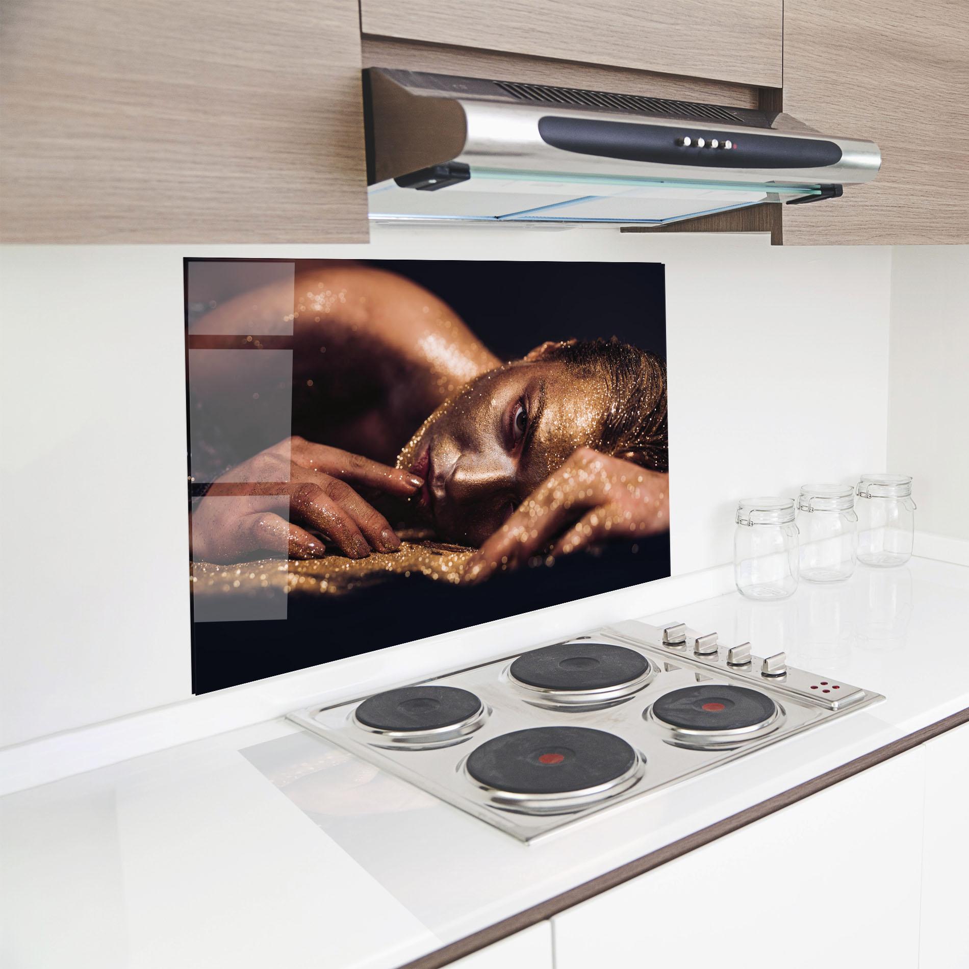 Küchenrückwand Glas Gold Vogue Woman mockup 8