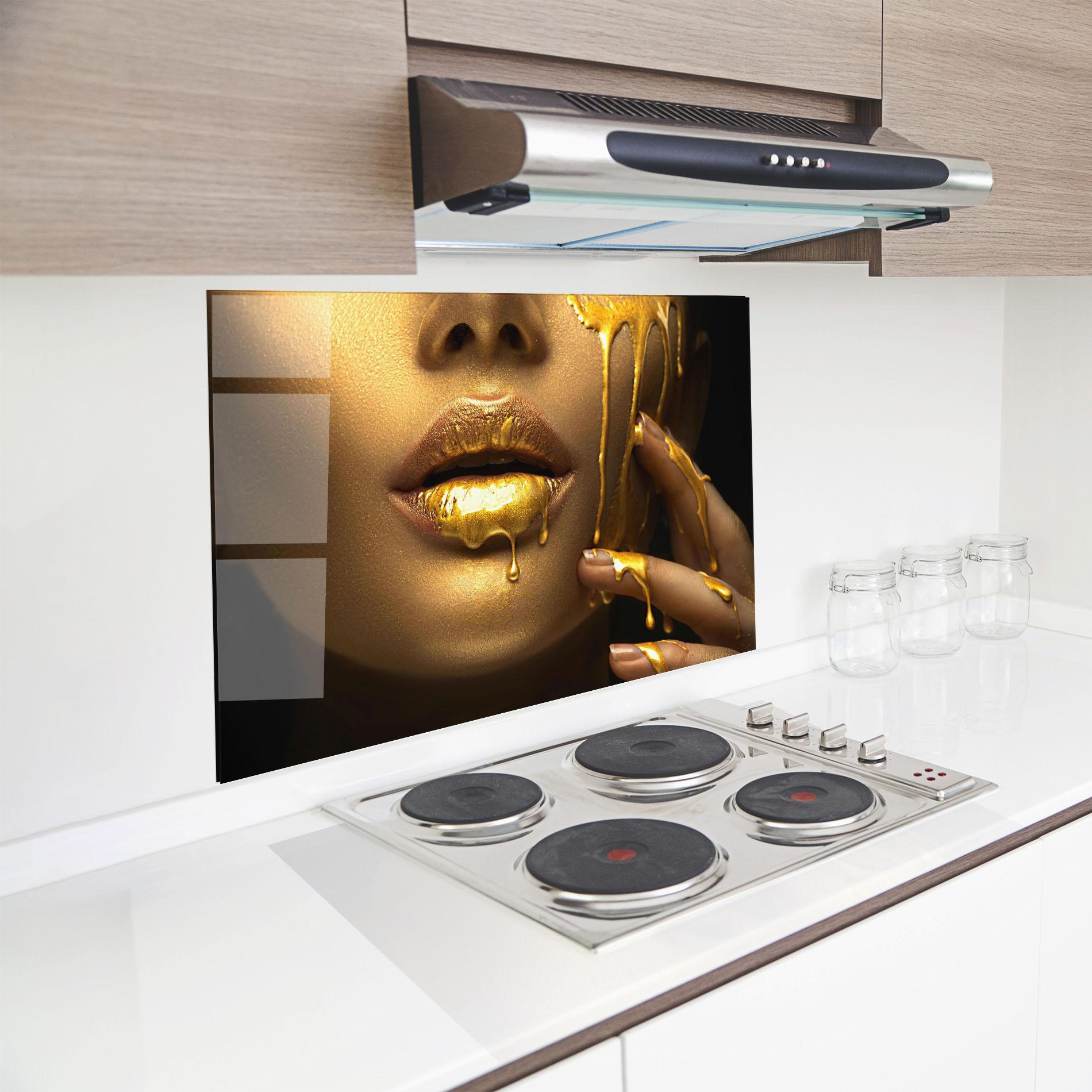 Küchenrückwand Glas Golden Lips mockup 8