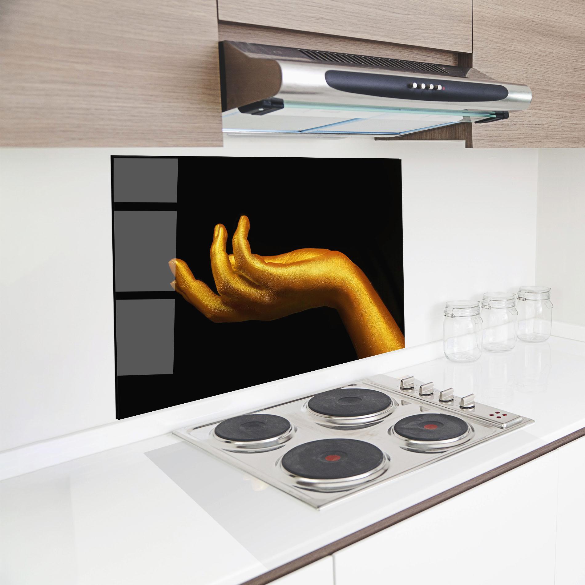 Küchenrückwand Glas Strong Gold Hand mockup 8