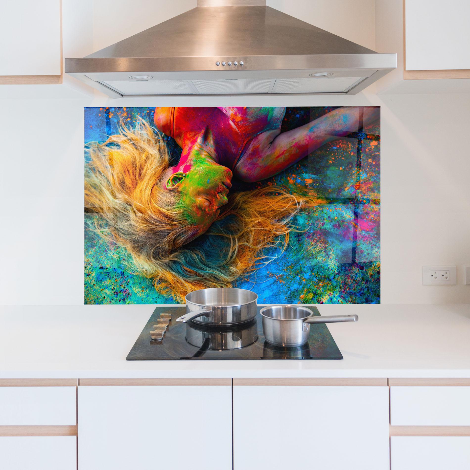 Küchenrückwand Glas Powder Holi Woman mockup 5
